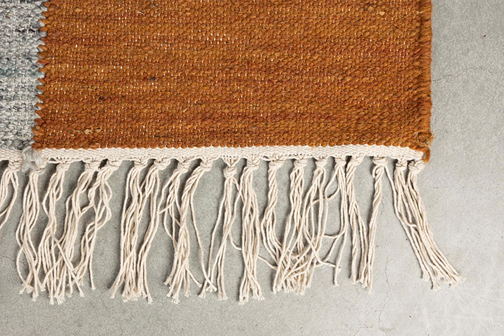 Entdecken Sie den handgewebten Carpet Pavilion von Dutchbone – ein stilvoller Teppich in harmonischen Grün-Braun-Tönen, der Eleganz und Nachhaltigkeit vereint.