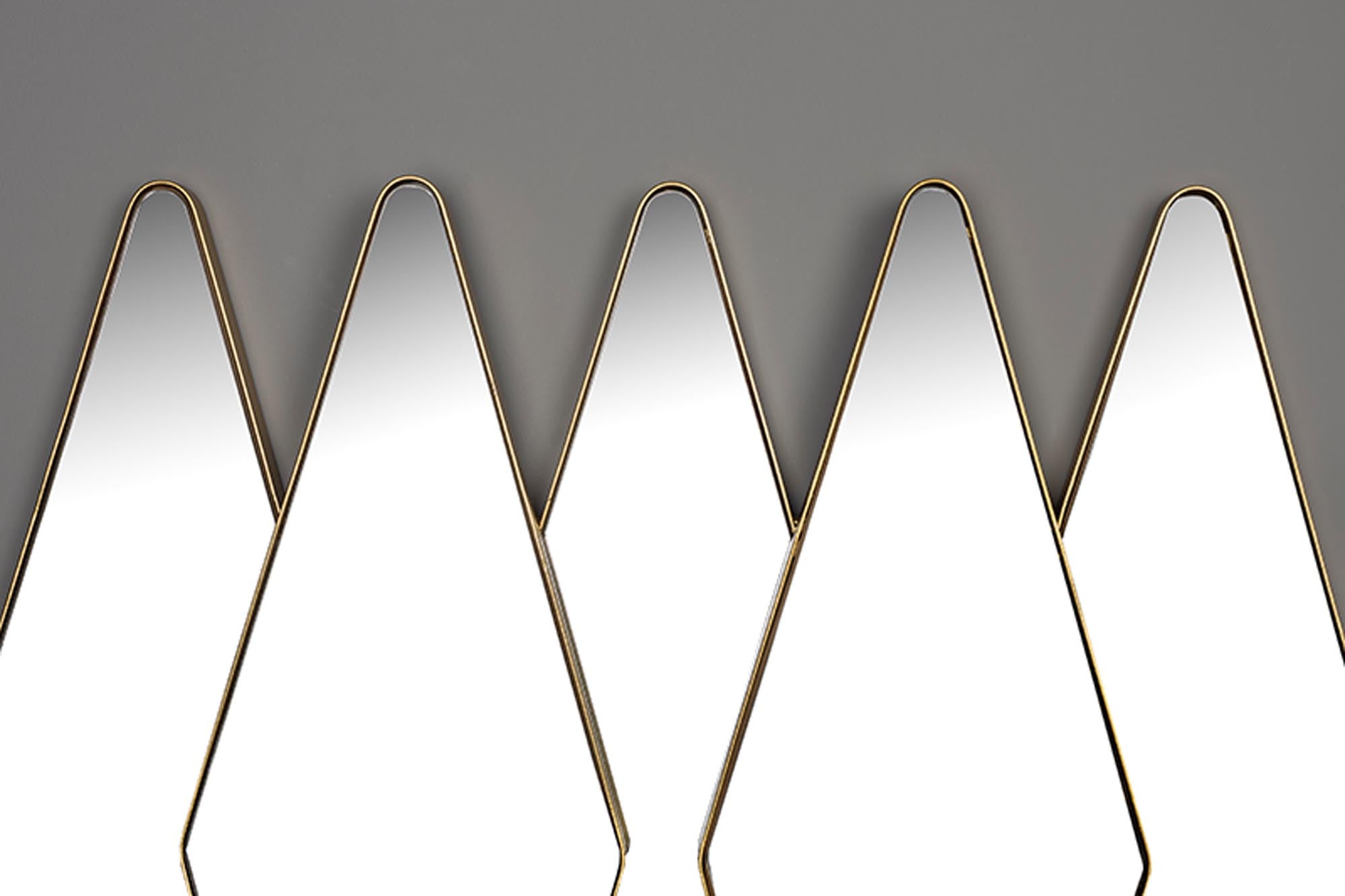 Eleganter Mirror Kyoko von Dutchbone: Robuster Eisenrahmen, zeitloses Design und vielseitig einsetzbar für jeden Raum.