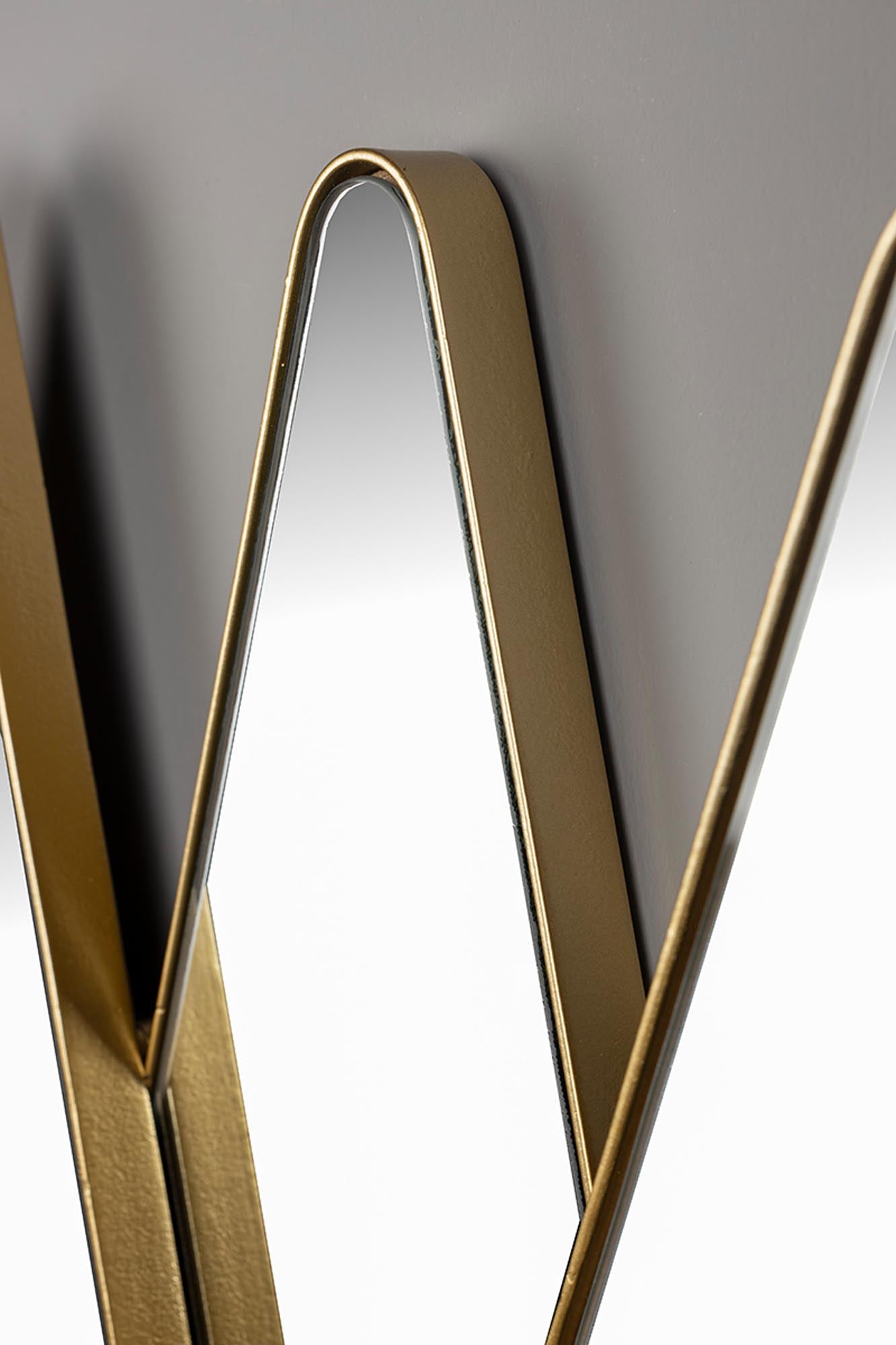 Entdecken Sie den stilvollen Mirror Kyoko von Dutchbone – ein robuster Eisenrahmen vereint modernes Design mit zeitloser Eleganz für Ihr Zuhause.