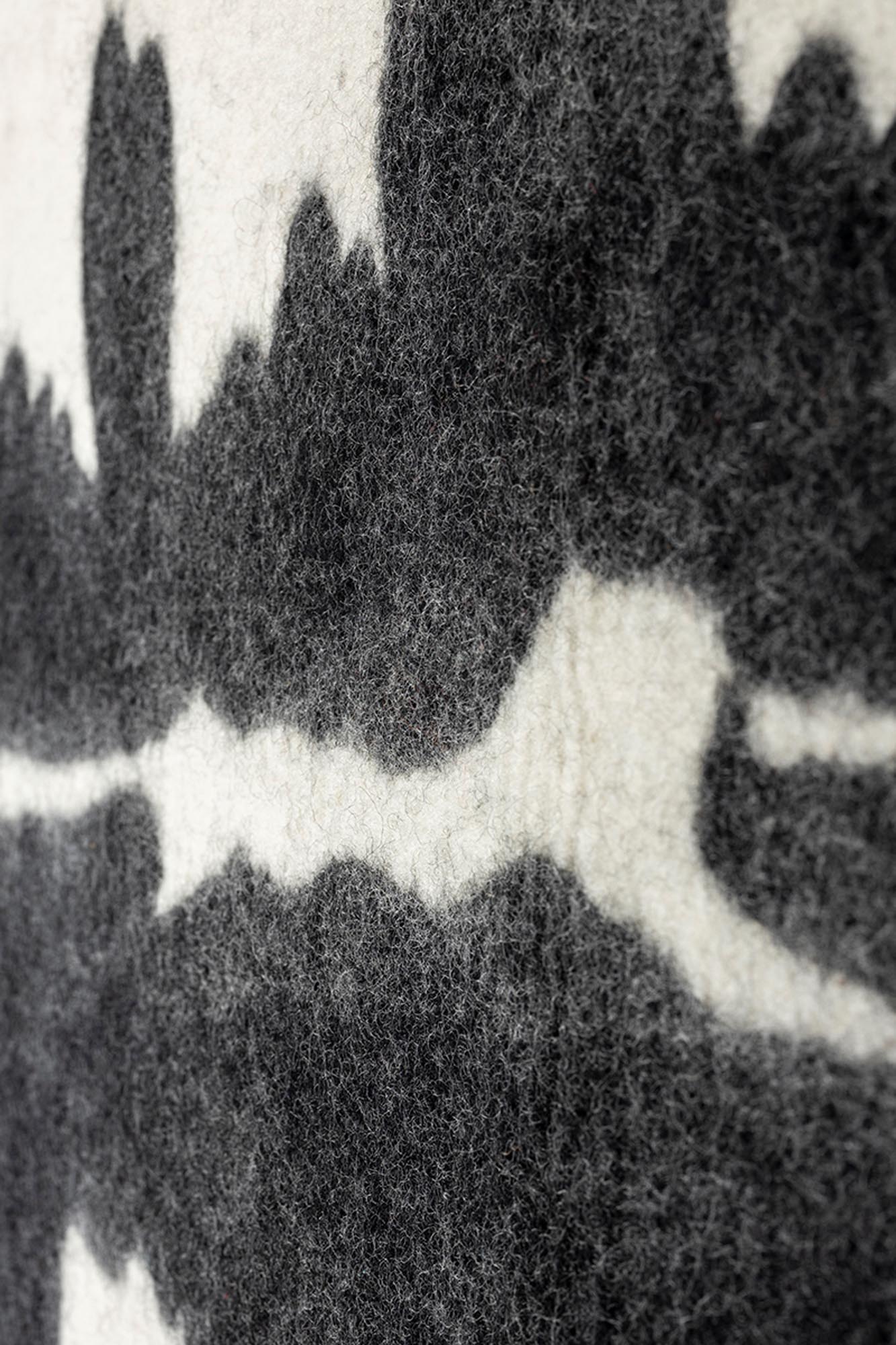 Entdecken Sie die Wandkunst Samudra von Dutchbone – ein harmonisches Kunstwerk aus Mangoholz und Wollfilz, das jedem Raum Eleganz verleiht.