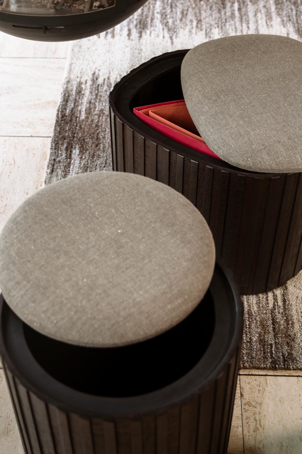 Stylischer Sitzpouf Bay Low von Dutchbone: Aus recyceltem Teakholz mit rustikalem Finish, abnehmbarer Sitzfläche und praktischem Stauraum für ein gemütliches Ambiente.