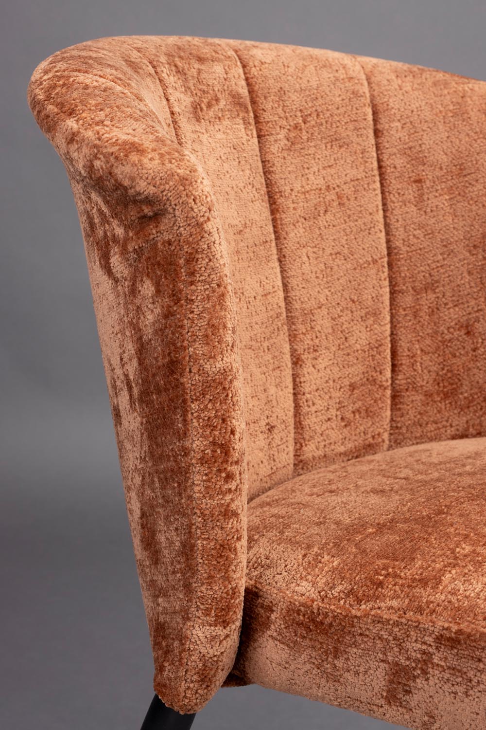 Entdecken Sie den Stuhl Georgia Terra von Dutchbone – ein elegantes Designstück, das Komfort und Stil in jeden Raum bringt.