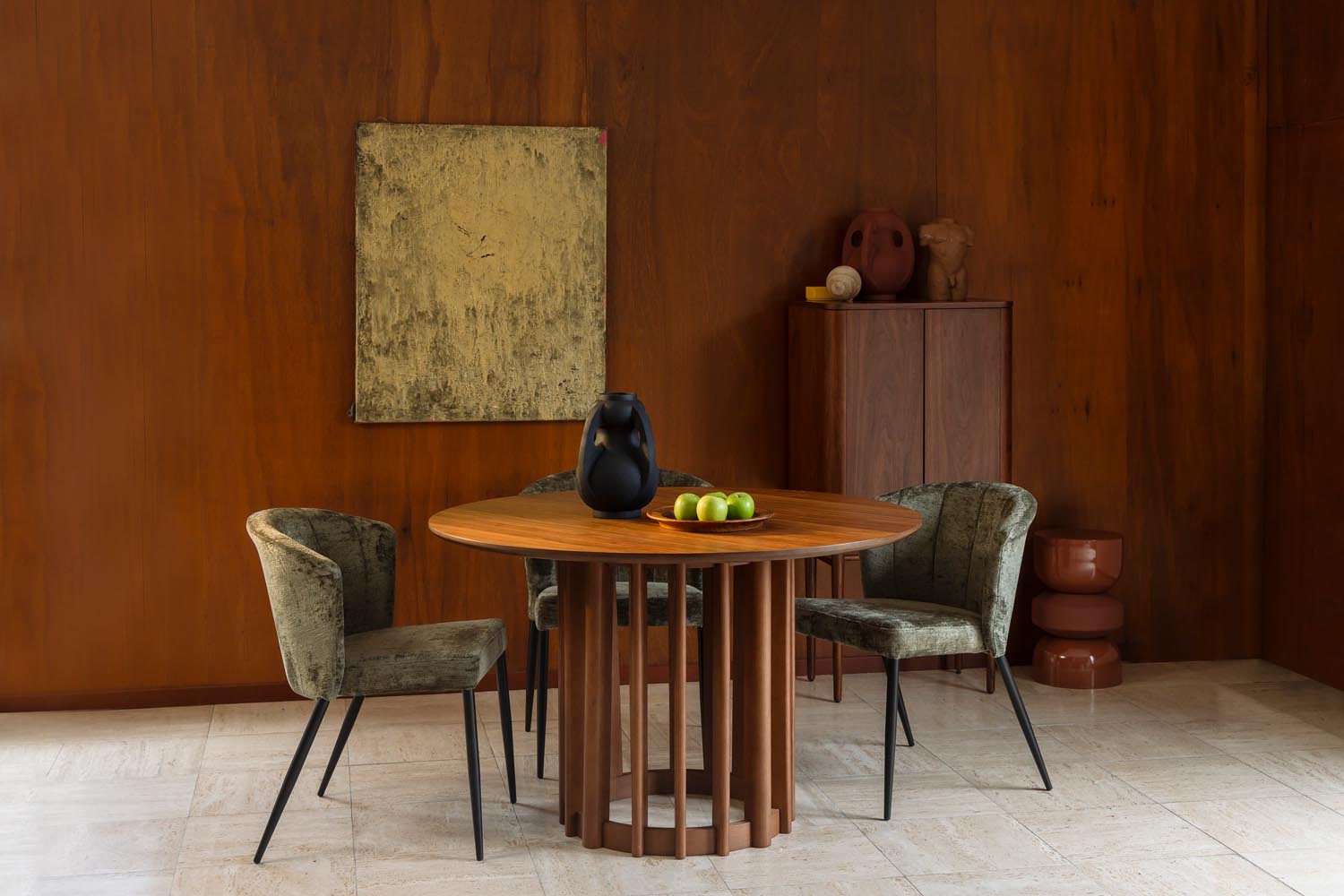 Der Stuhl Georgia von Dutchbone: Grüner Samt, ergonomisch, stapelbar. Perfekt für stilvolle Räume und gemütliche Stunden.