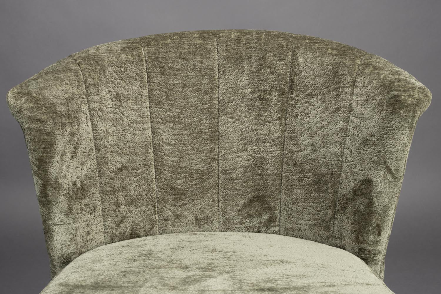 Der Stuhl Georgia in Grün von Dutchbone kombiniert elegantes Design mit optimalem Komfort. Perfekt für stilvolle Räume und vielseitig einsetzbar.