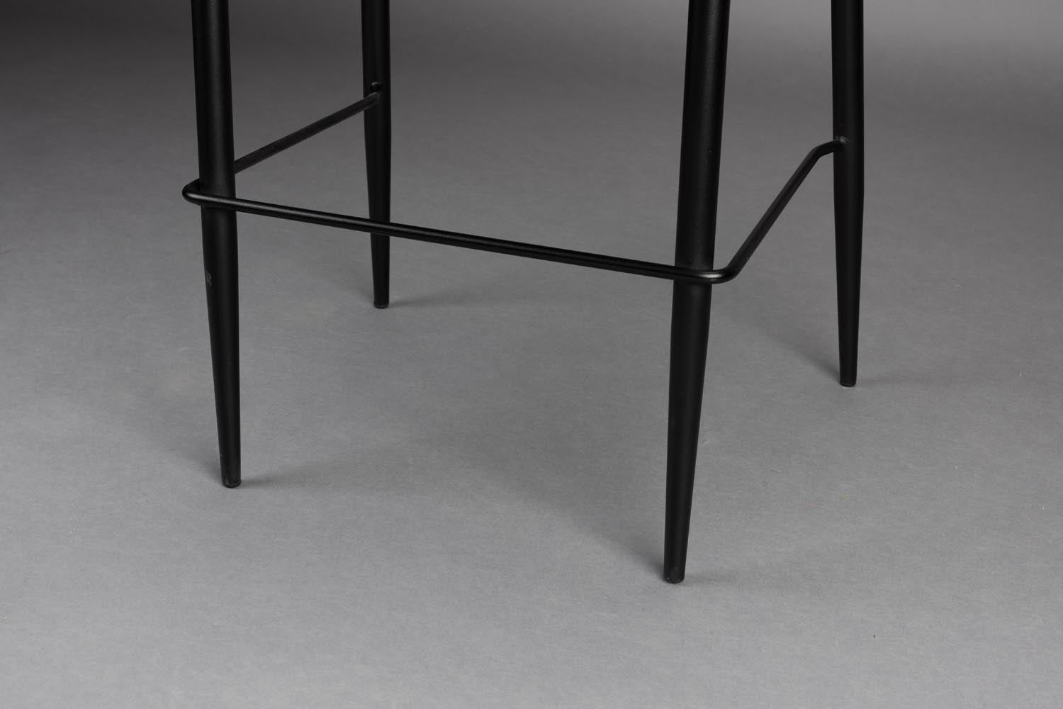 Der Barhocker Georgia Beige von Dutchbone vereint stilvollen Vintage-Charme mit modernem Komfort. Die weiche Samtpolsterung und die schlanken Metallbeine schaffen eine einladende Atmosphäre für entspannte Momente.