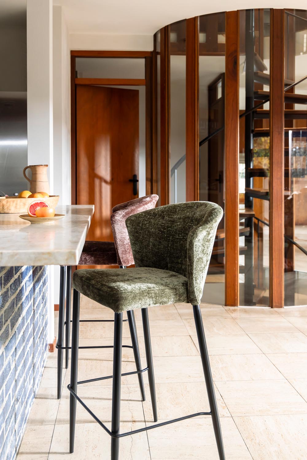 Eleganter Barhocker Georgia in Lila von Dutchbone, ideal für gemütliche Rückzugsorte. Samtpolsterung und schlanke Metallbeine vereinen Komfort und Stil.