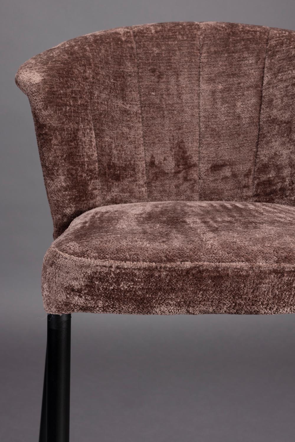 Stylischer Barhocker Georgia in Lila von Dutchbone. Mit luxuriöser Samtpolsterung und eleganten Metallbeinen ist er perfekt für entspannte Momente.