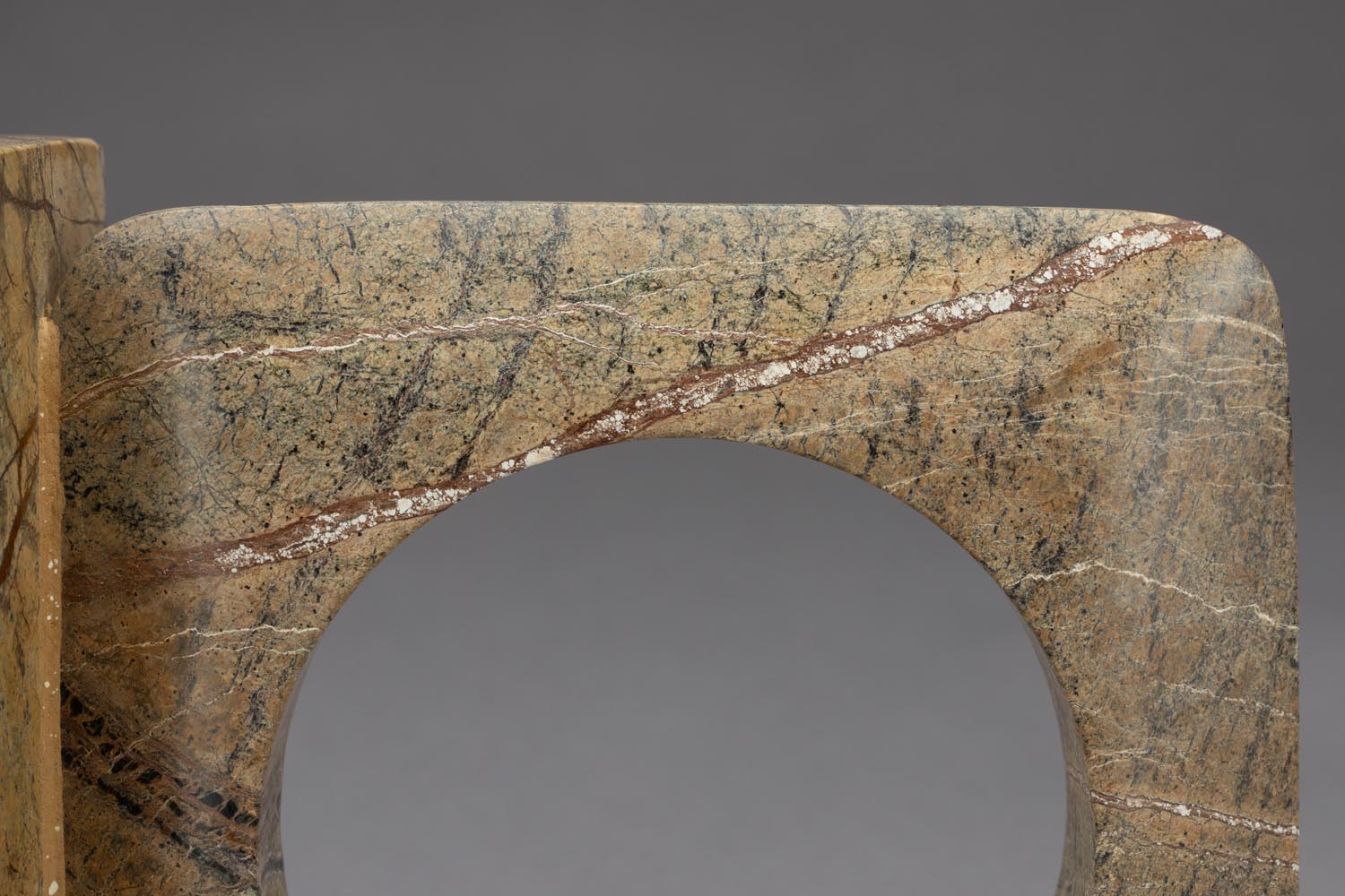 Stilvolle Buchstützen aus braunem Marmor, die mit ihrem einzigartigen Design und natürlichen Unvollkommenheiten jedem Bücherregal Charakter und Eleganz verleihen.