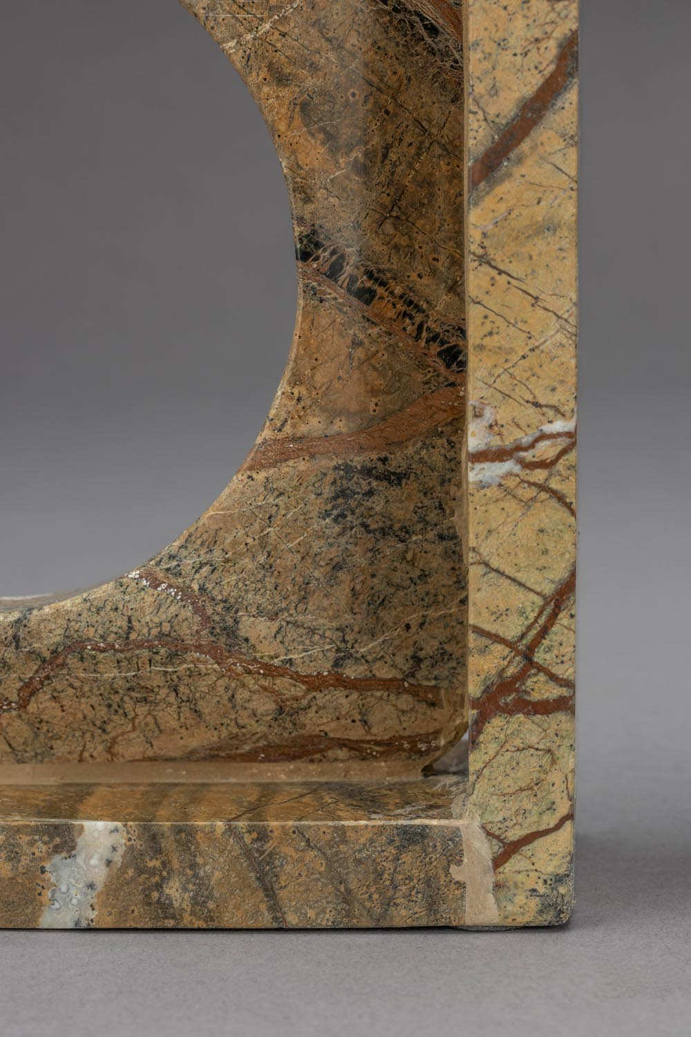 Elegante Buchstützen aus braunem Marmor, die durch ihre warme Ausstrahlung und individuellen Unvollkommenheiten jedem Raum einen besonderen Charme verleihen.