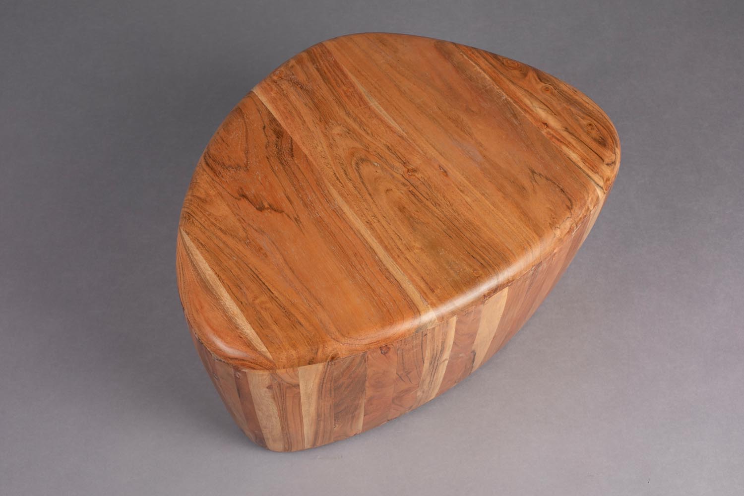 Couchtisch Ayla: Akazienholz trifft auf modernes, stilvolles Design.