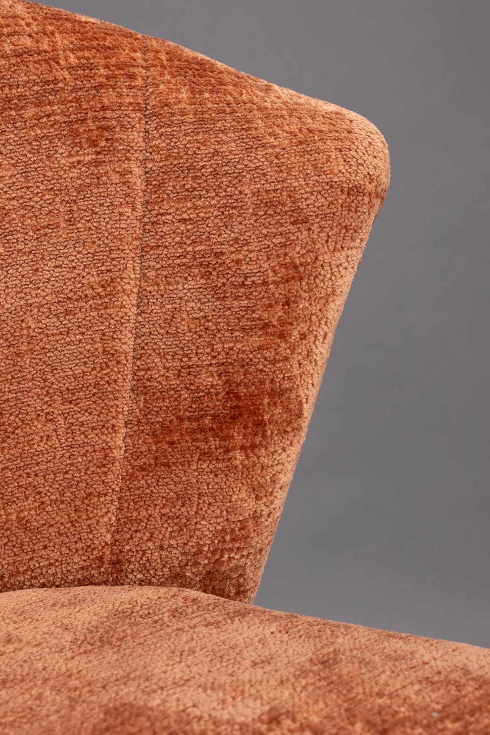 Der Barhocker Georgia Terra von Dutchbone vereint stilvollen Komfort mit einem Hauch von Nostalgie. Die samtige Polsterung und die schlanken Metallbeine schaffen eine einladende Atmosphäre.