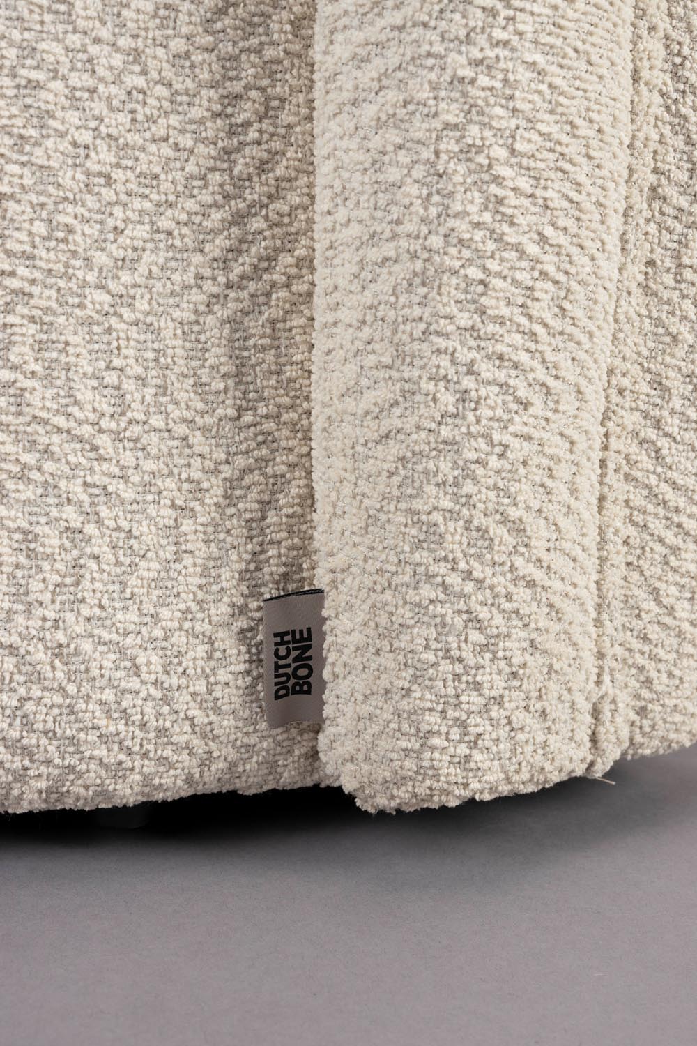 Eleganter Seina Loungesessel in Beige mit 360° Drehfunktion.