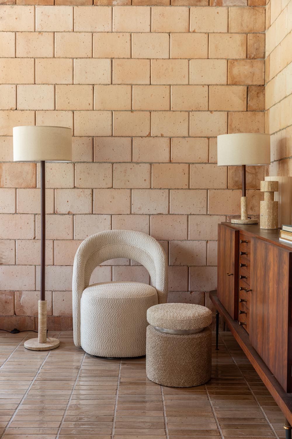 Stilvoller Loungesessel Seina in Beige von Dutchbone, mit einzigartiger Rückenlehne und drehbarem Sitz für maximalen Komfort.