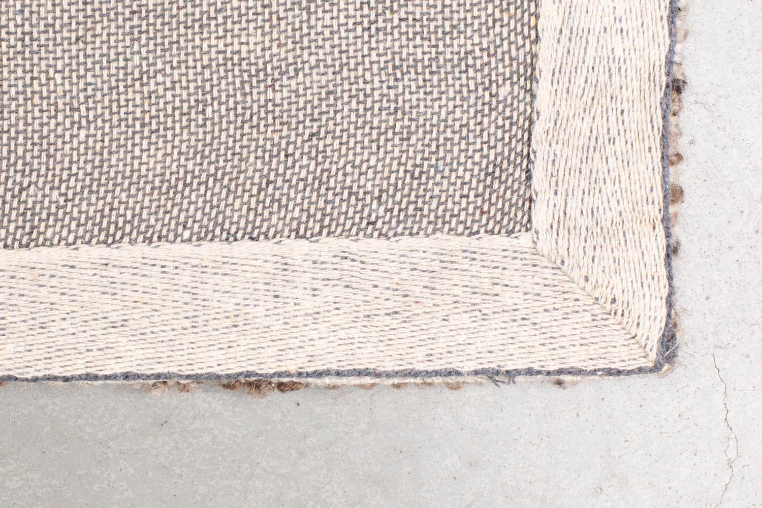 Teppich Rhea 160x230 von Dutchbone: Grob gewebter Teppich aus cremefarbenem Polyester und brauner Wolle, ideal für gemütliche und stilvolle Wohnräume.