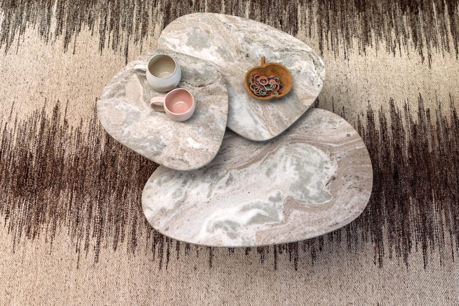 Teppich Rhea 160x230 von Dutchbone: Grob gewebt, mit warmen Farben und nostalgischem Charme – ideal für jeden Raum.