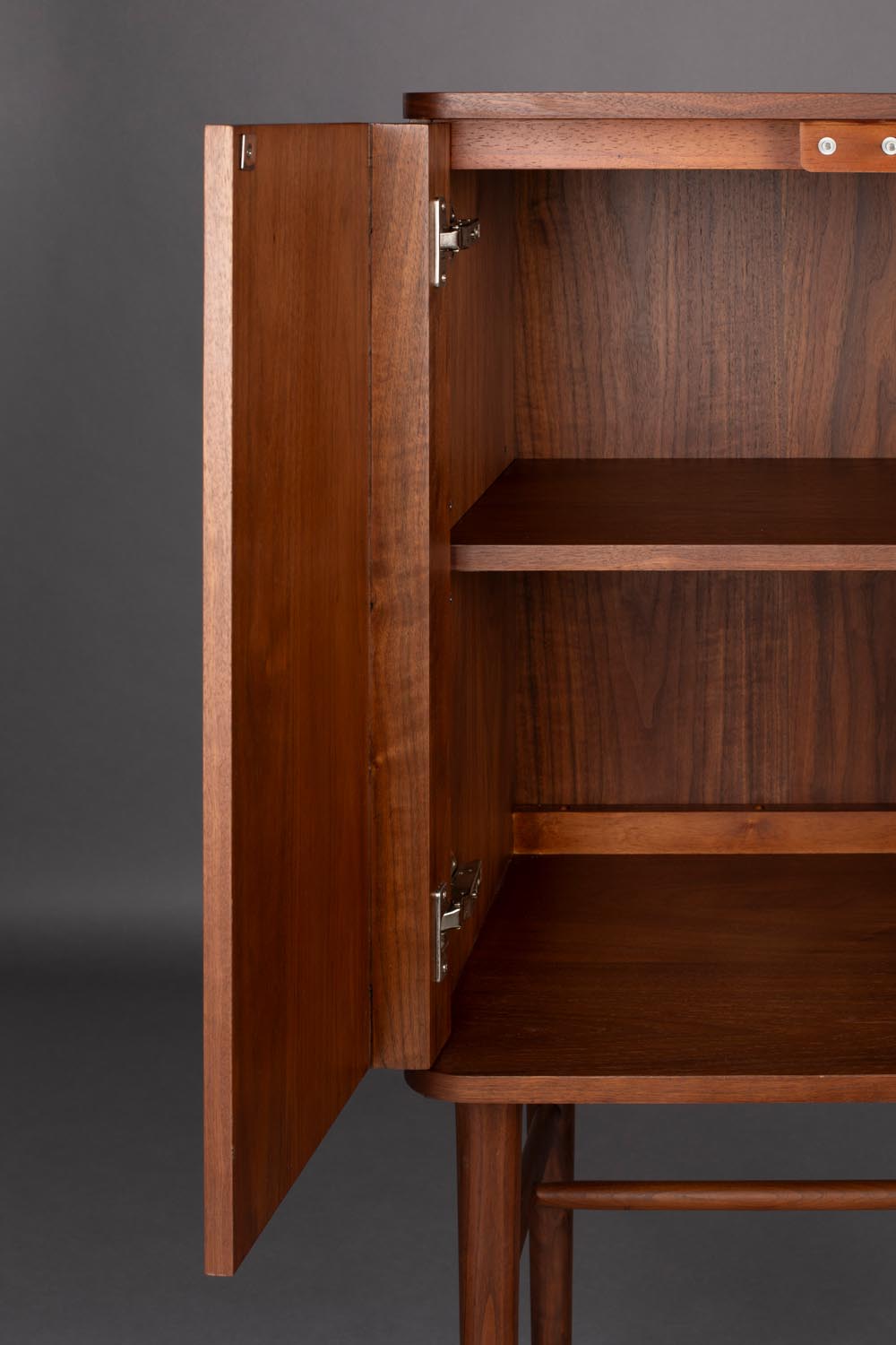 Morrison Schrank: Edles Walnussdesign mit vielseitigem Stauraum.