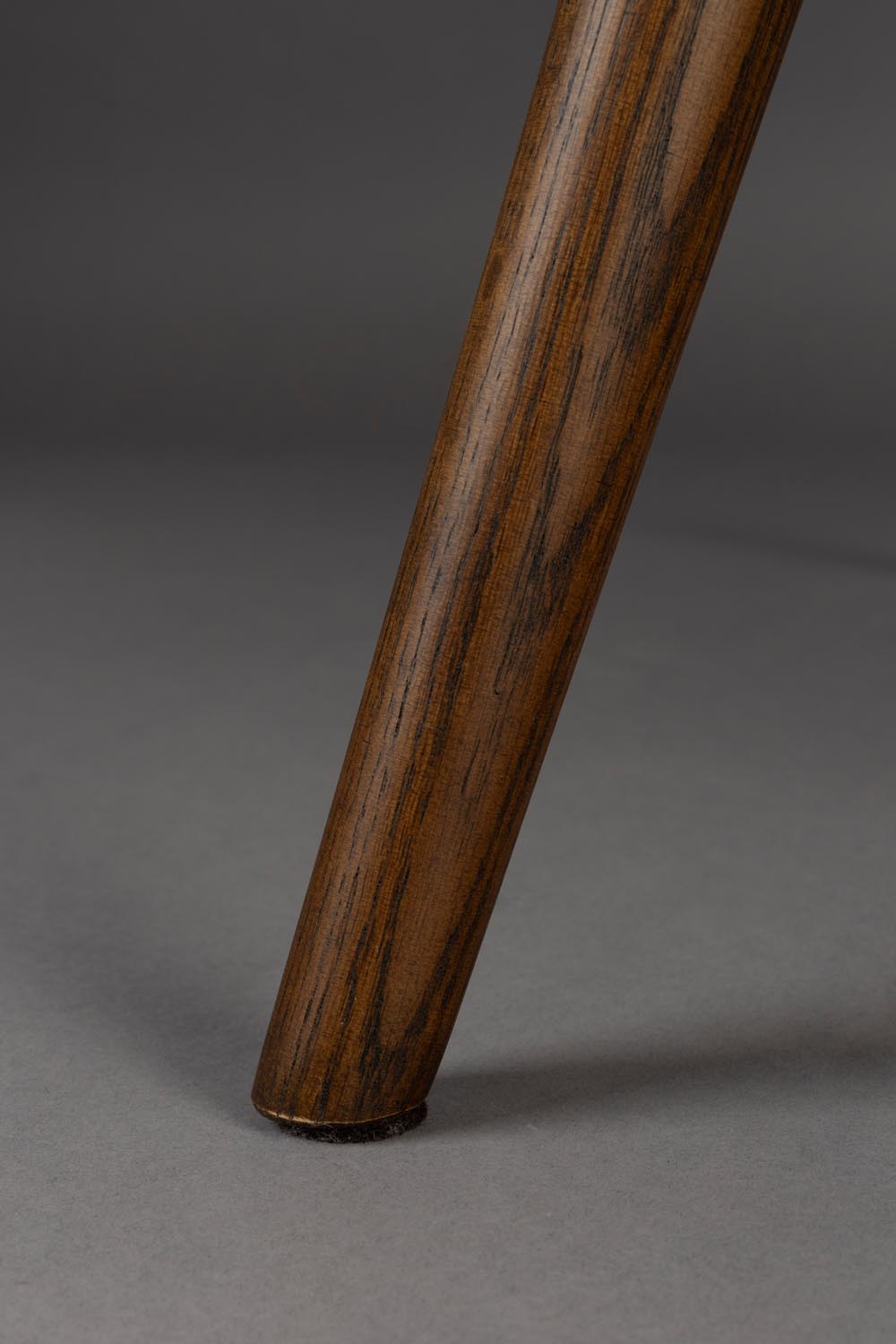 Loungesessel Lenn von Dutchbone: Kuscheliger Samt in tiefem Pflaumen, ideal für entspannte Lesestunden und stilvolle Akzente.