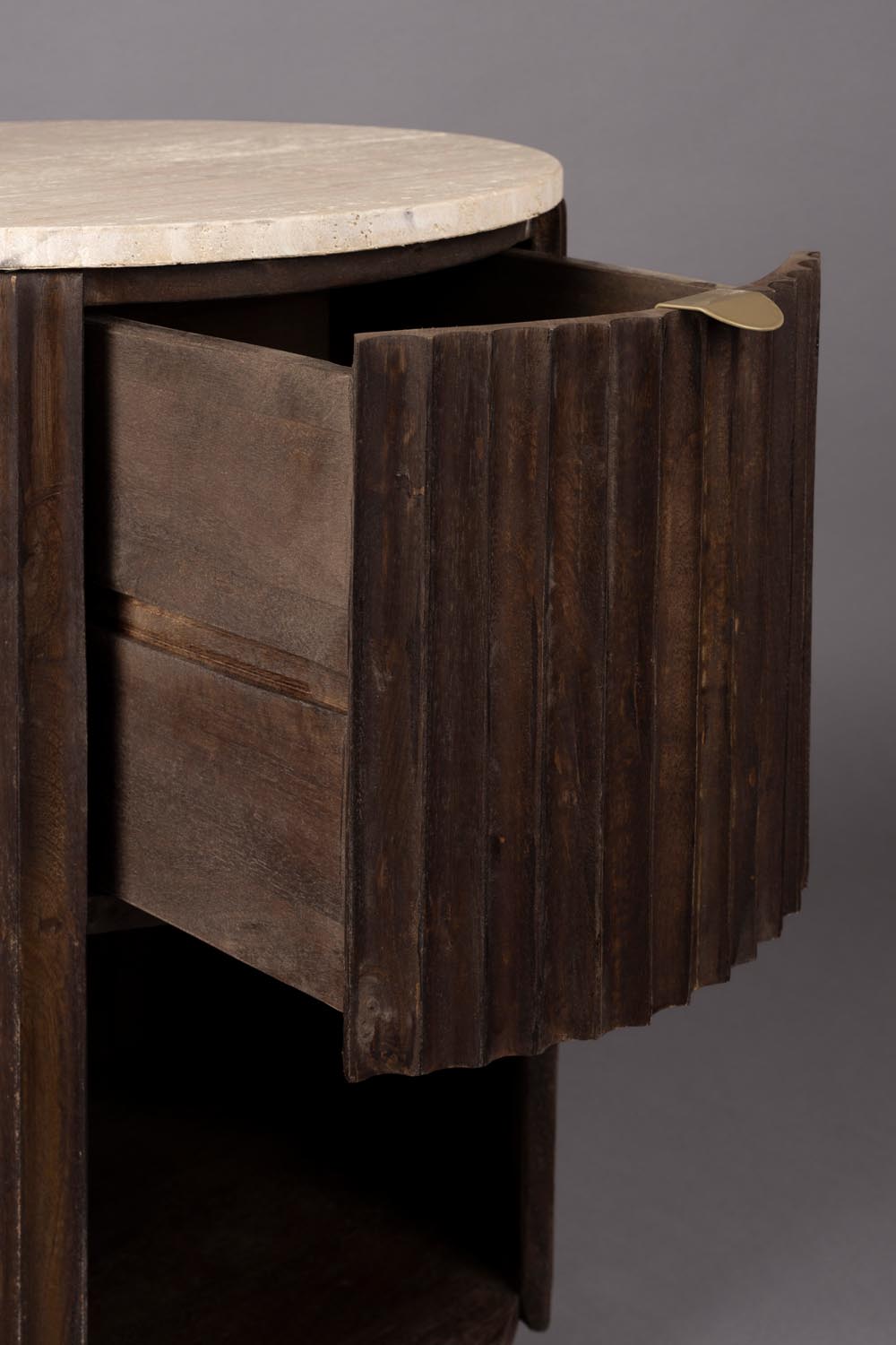 Moderner Marlow Tisch von Dutchbone mit edler Kalksteinoberfläche.