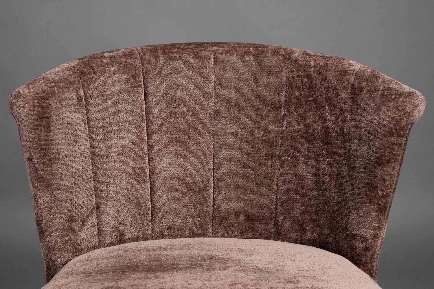 Der Stuhl Georgia in Lila von Dutchbone vereint luxuriöse Samtpolsterung mit elegantem Design. Ideal für Esszimmer, Bar oder Lounge.