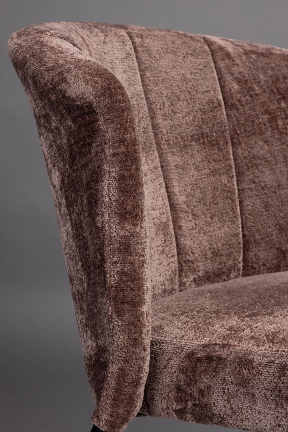 Der lila Stuhl Georgia von Dutchbone kombiniert stilvolle Samtpolsterung mit modernem Design. Perfekt für jeden Raum und vielseitig einsetzbar.