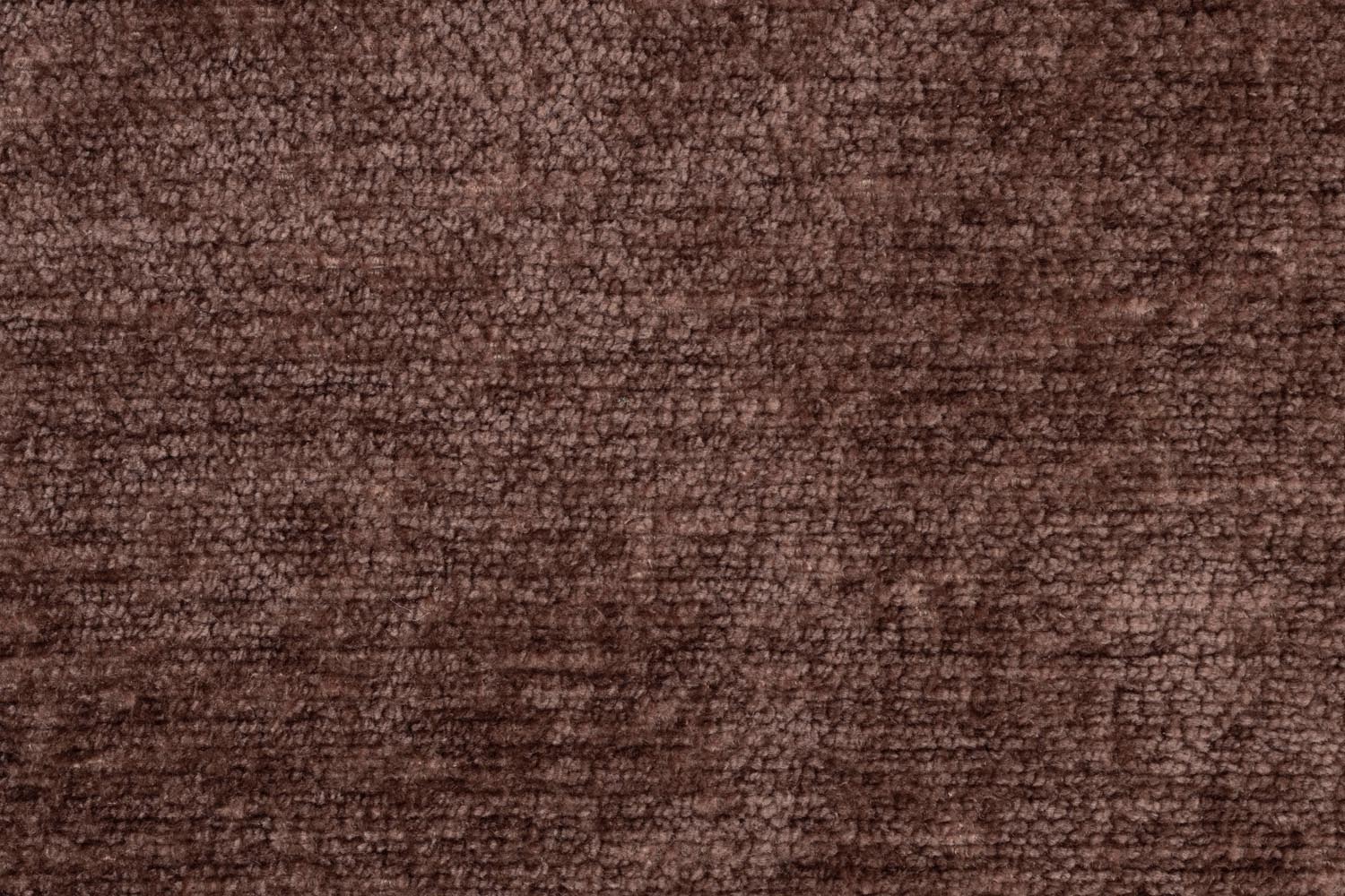 Der Stuhl Georgia in Lila von Dutchbone vereint elegantes Samt-Design mit Funktionalität. Ideal für Esszimmer, Bars oder Lounges.