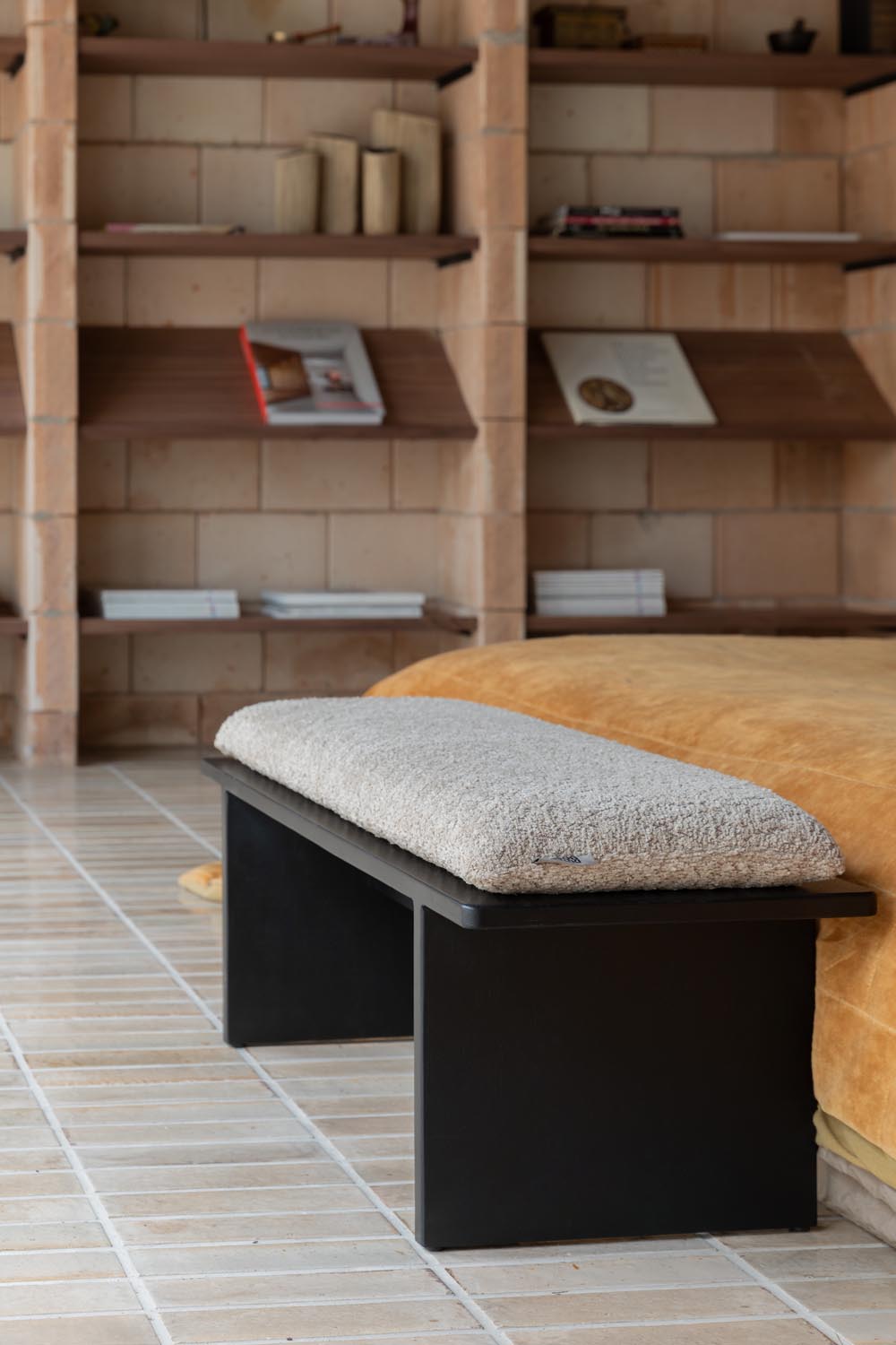 Entspannen Sie auf der eleganten Dutchbone Shiho Bank mit schwarzem Holz und weichem Bouclé-Kissen – ideal für Flur und Schlafzimmer.