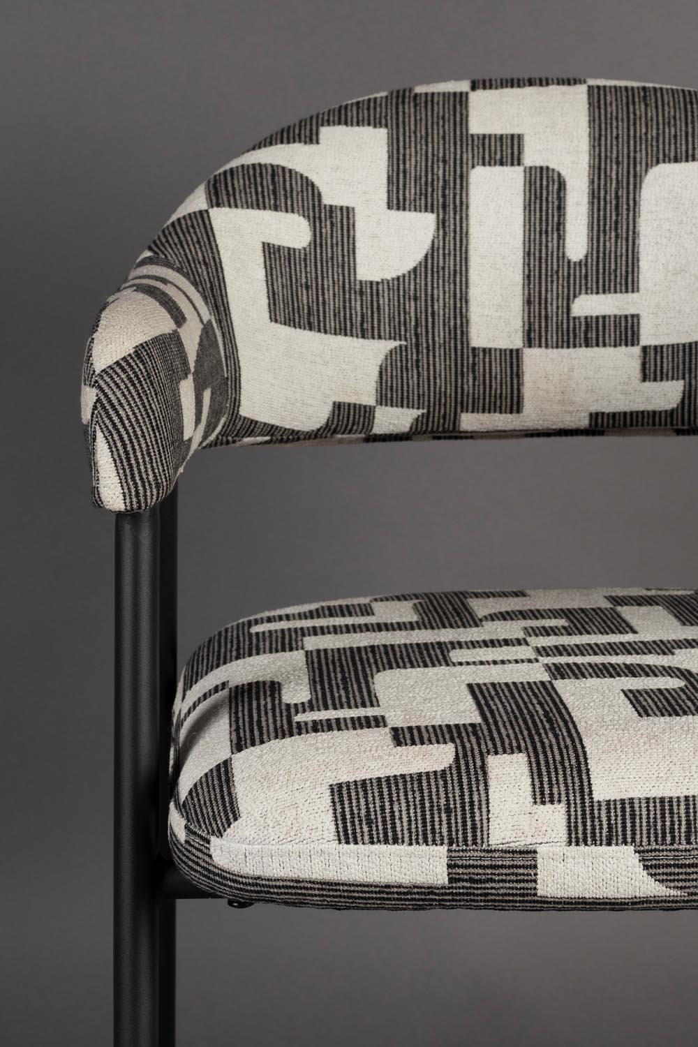 Erleben Sie den Stuhl Miyo von Dutchbone: Ein elegantes Design, das Komfort und Langlebigkeit vereint – ideal für gesellige Abende!