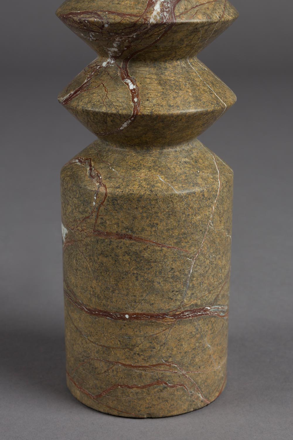 Luxuriöser Satpura Kerzenständer aus edlem Marmor von Dutchbone.