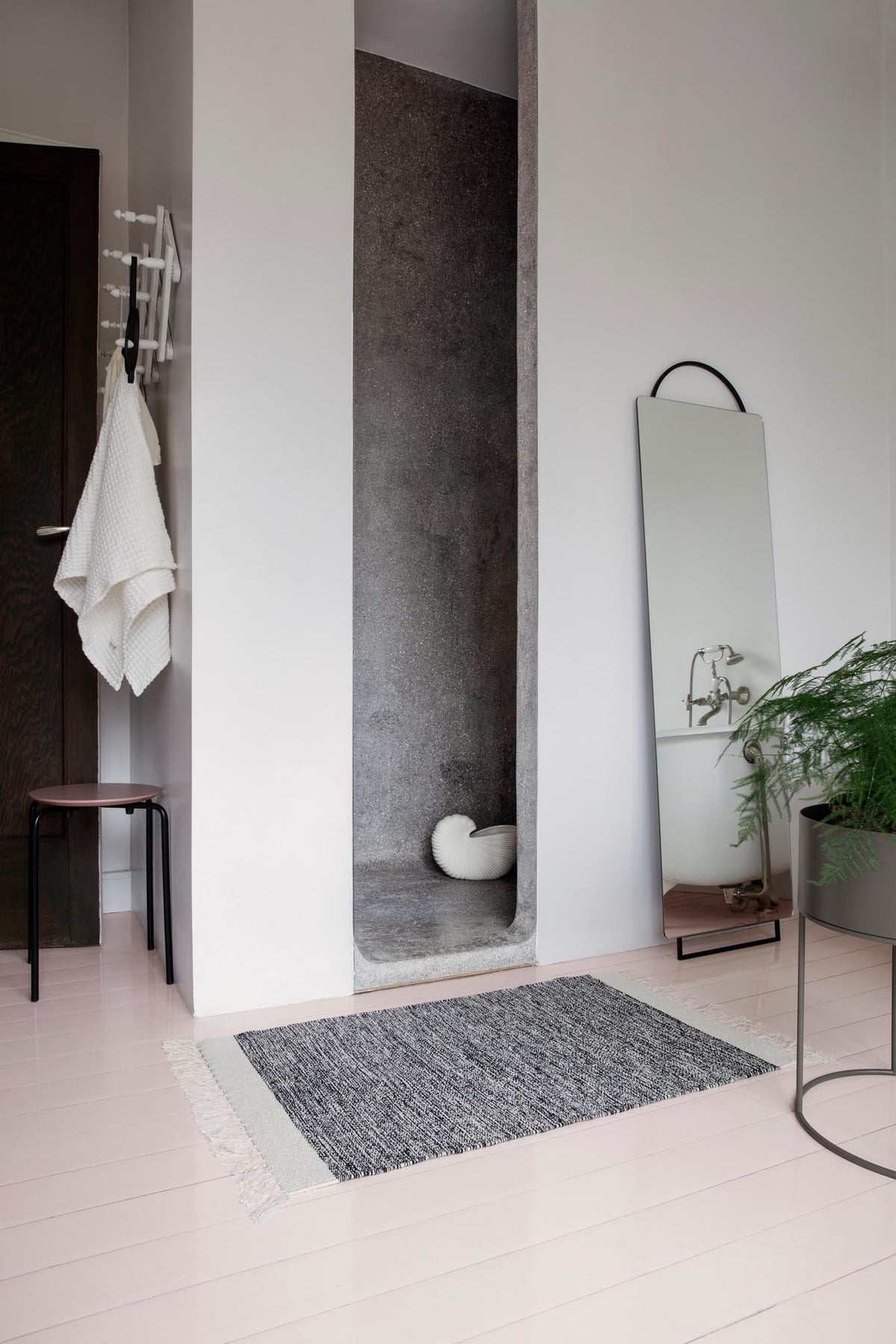 Adorn Spiegel gross in Schwarz präsentiert im Onlineshop von KAQTU Design AG. Wandspiegel ist von Ferm Living
