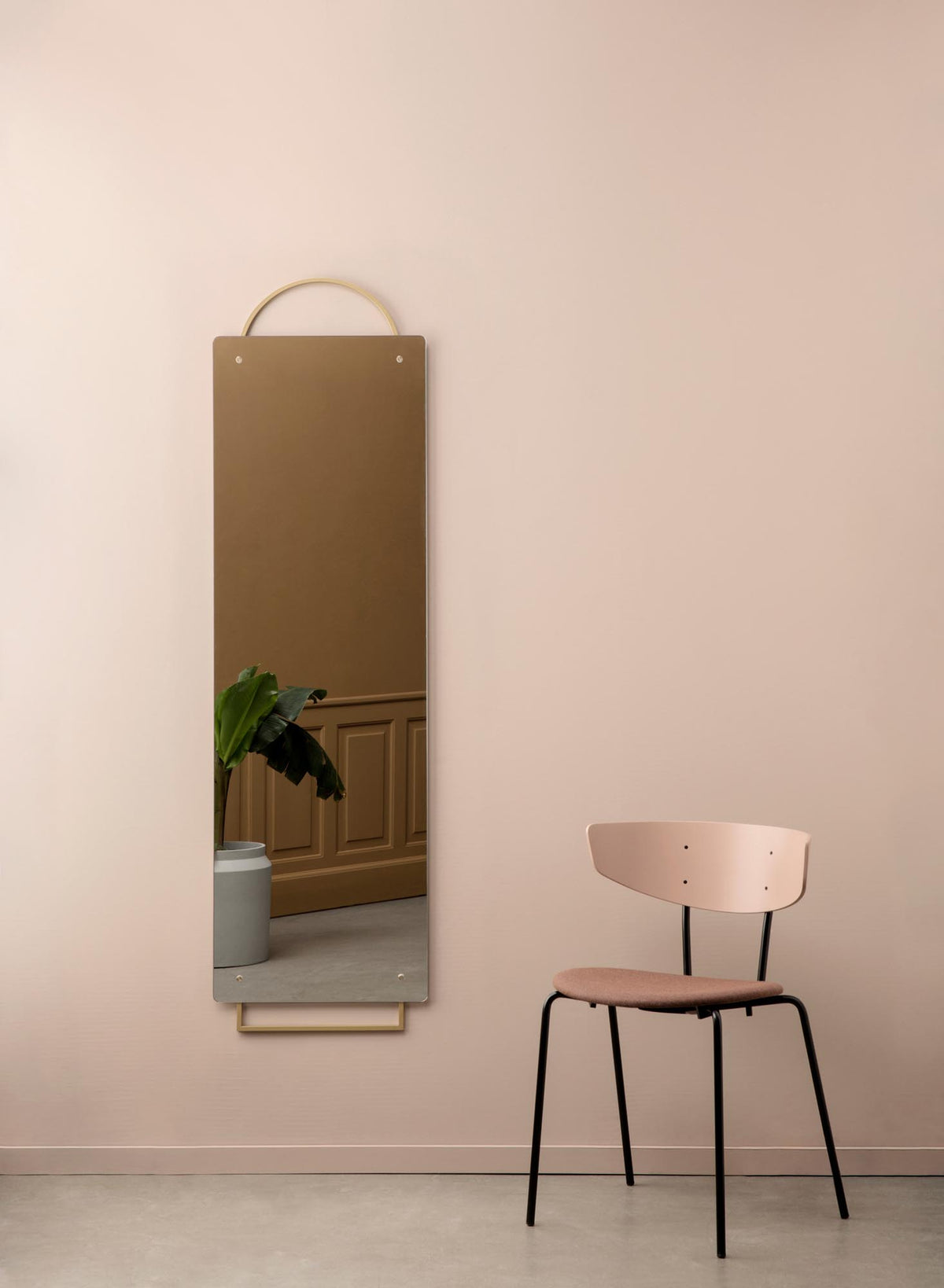 Adorn Spiegel gross in Messing präsentiert im Onlineshop von KAQTU Design AG. Wandspiegel ist von Ferm Living