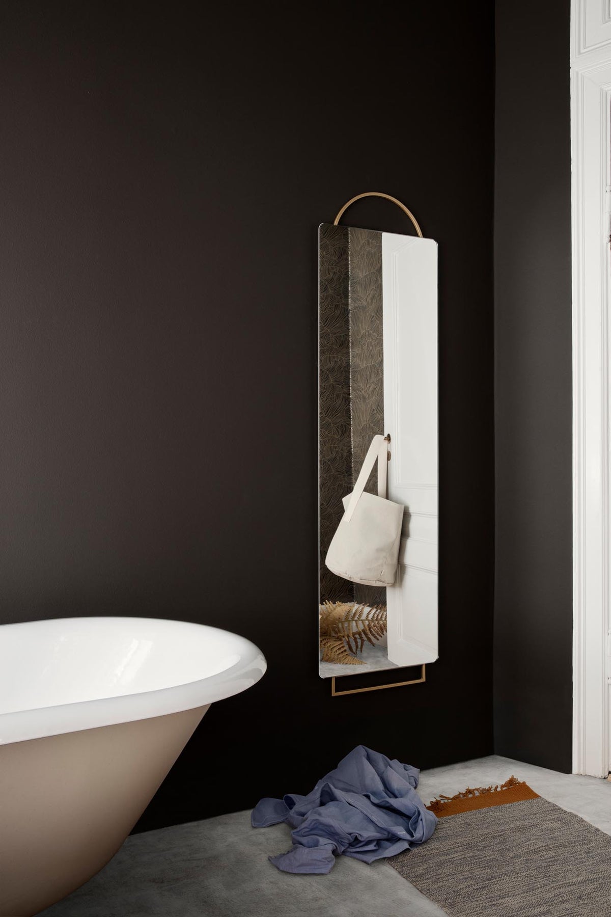 Adorn Spiegel gross in Messing präsentiert im Onlineshop von KAQTU Design AG. Wandspiegel ist von Ferm Living