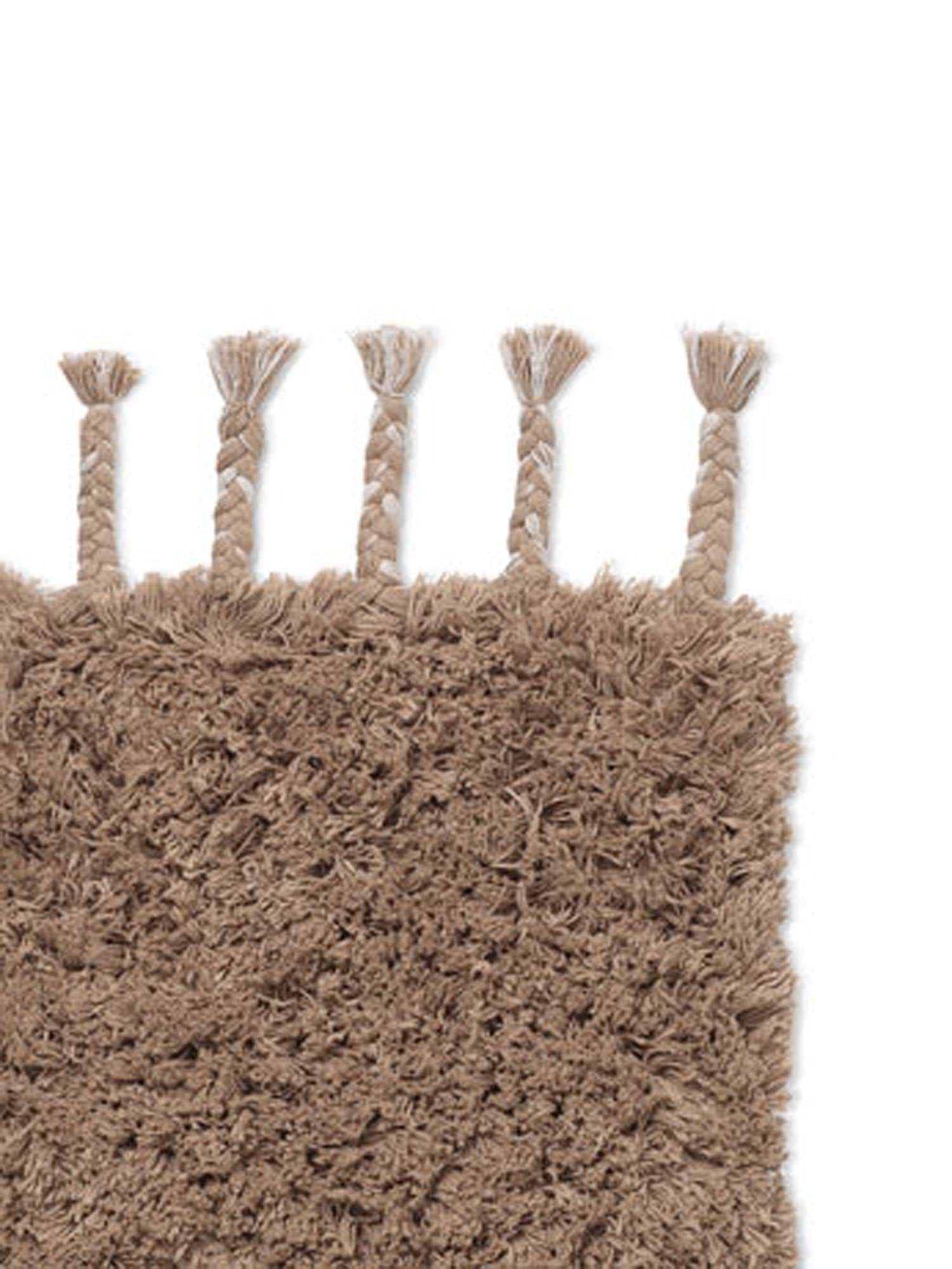 Der Amass Teppich von Ferm Living vereint elegantes Design mit Funktionalität. Aus 100 % Baumwolle gefertigt, bietet er Wärme und Pflegeleichtigkeit.