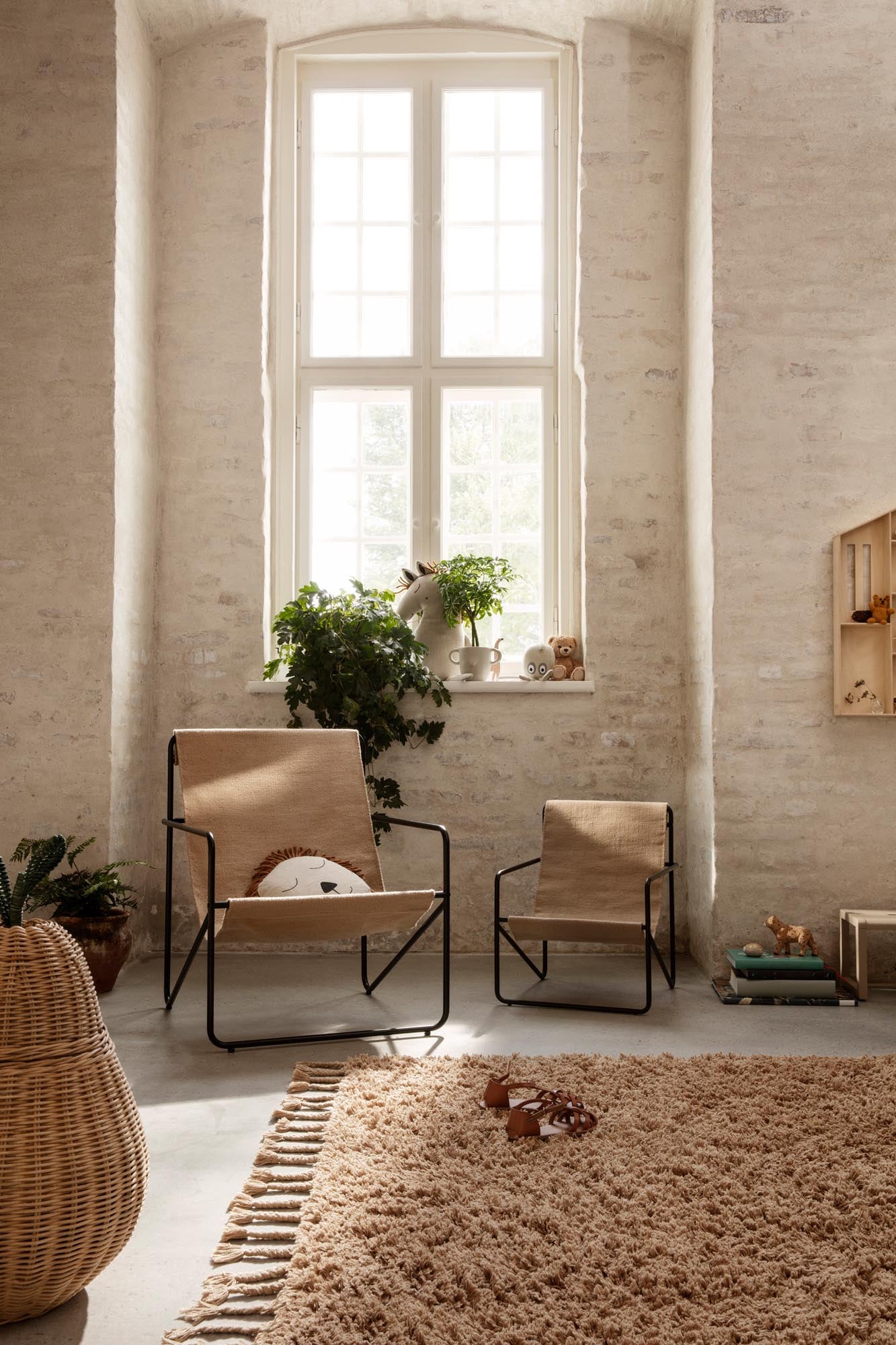 Der Amass Teppich von Ferm Living bietet eine stilvolle Kombination aus Komfort und Nachhaltigkeit. Handgefertigt aus 100 % Baumwolle, sorgt er für ein warmes und einladendes Ambiente.