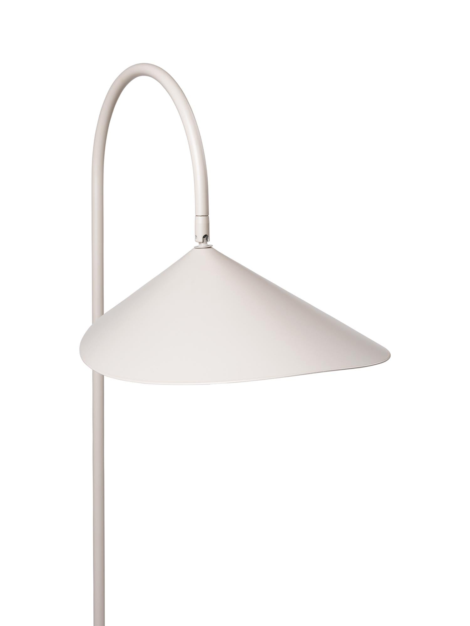 Arum Stehlampe: Skulpturales Design mit edlem Marmorsockel.
