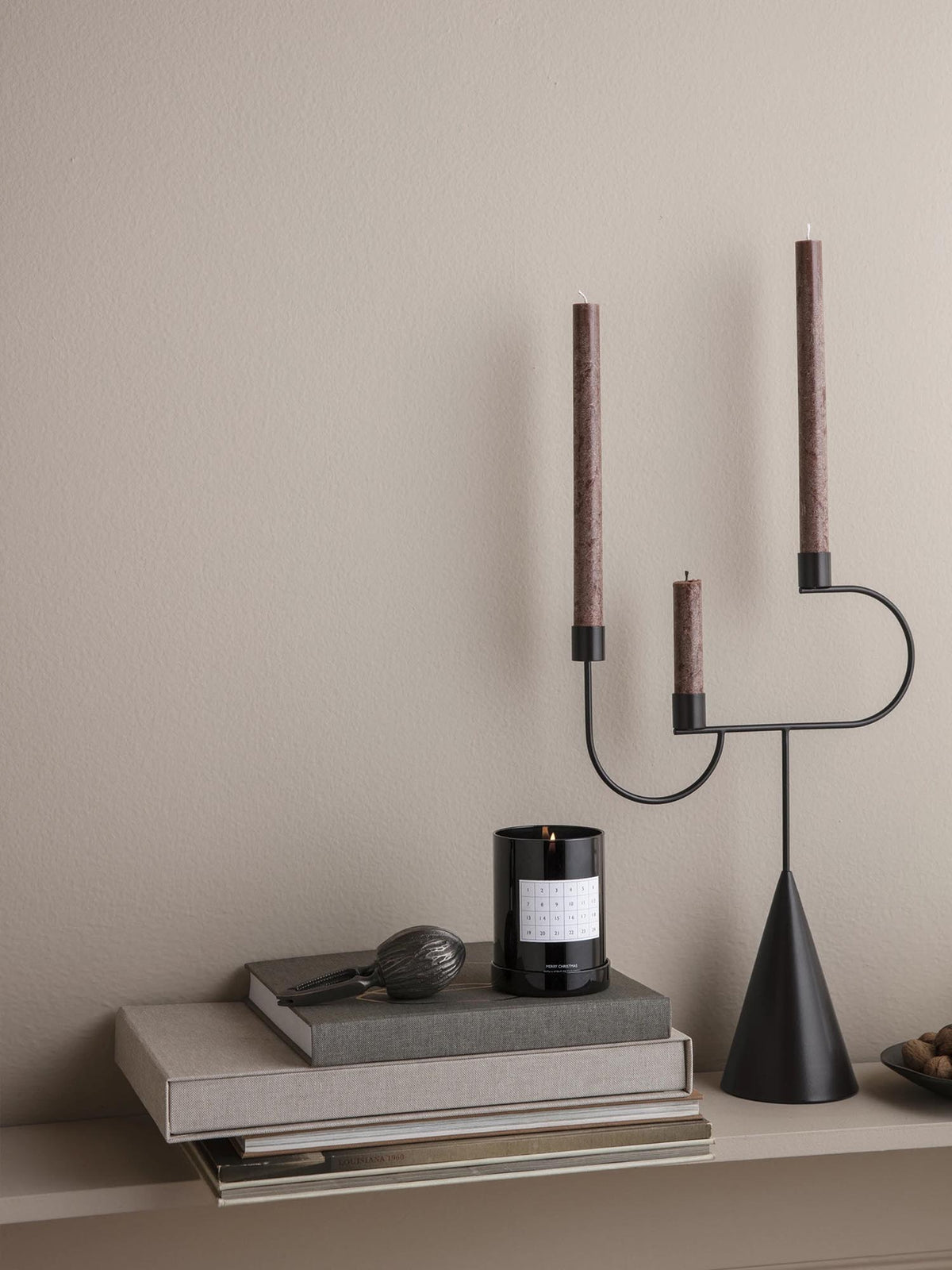 Avant Kerzenhalte in Schwarz präsentiert im Onlineshop von KAQTU Design AG. Kerzenständer ist von Ferm Living
