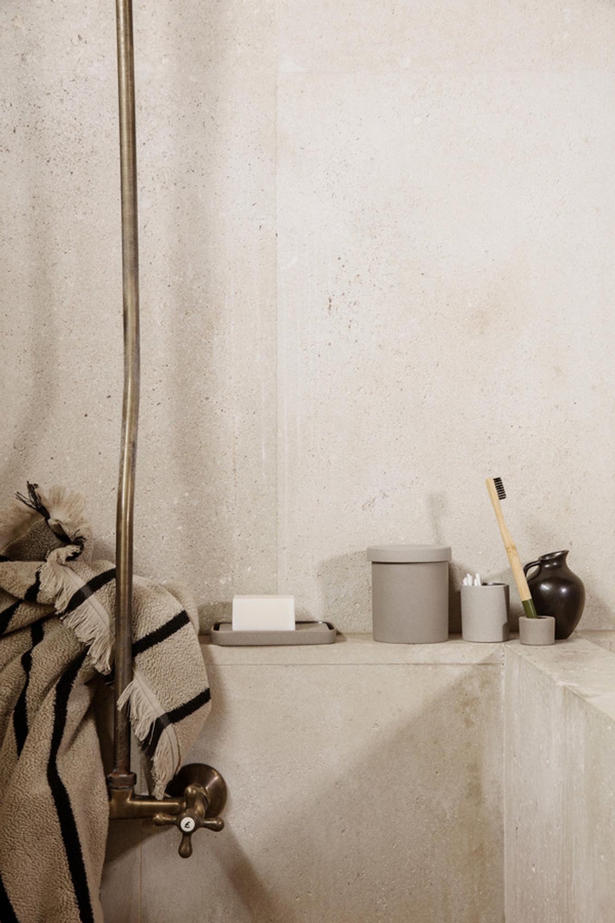 Bon Schale klein in Sand präsentiert im Onlineshop von KAQTU Design AG. Schale ist von Ferm Living