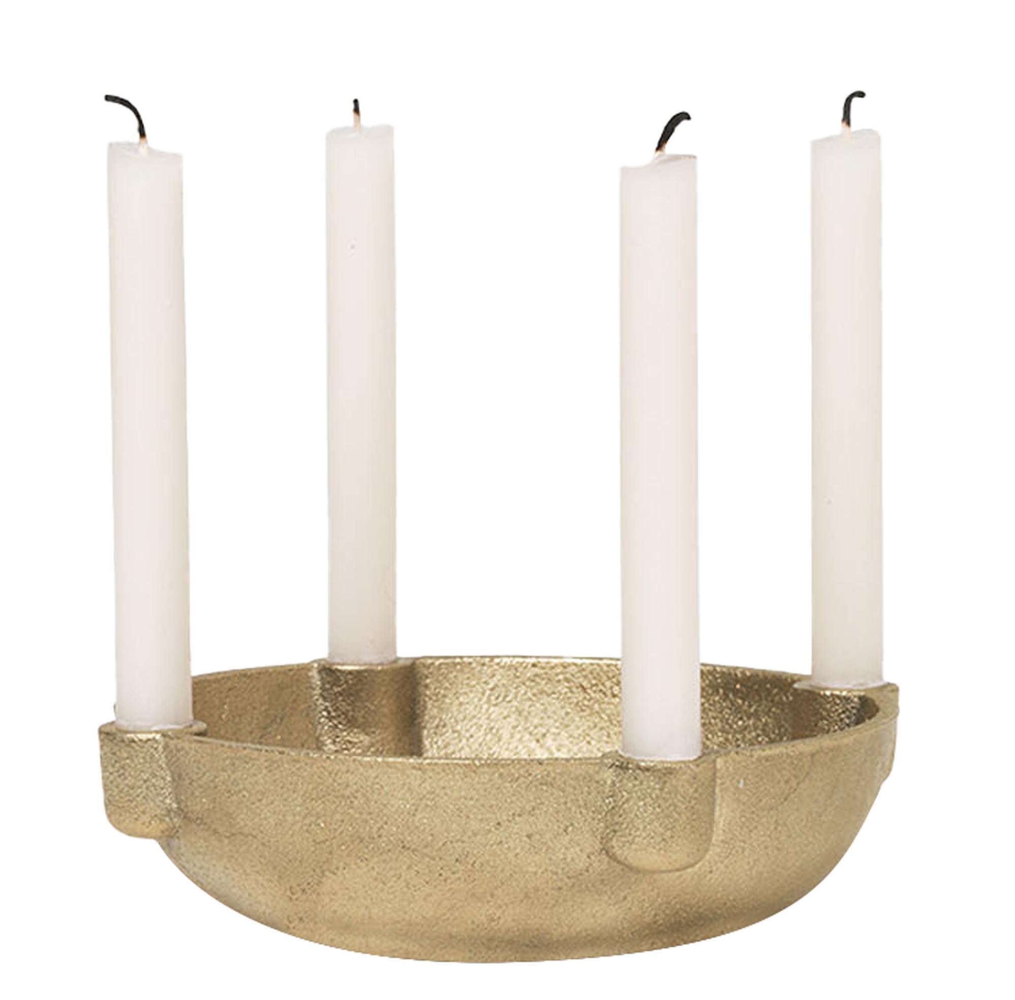 Entdecke den eleganten Bowl Kerzenhalter von Ferm Living aus Massivmessing. Ideal für stilvolle Dekoration und gemütliche Abende.