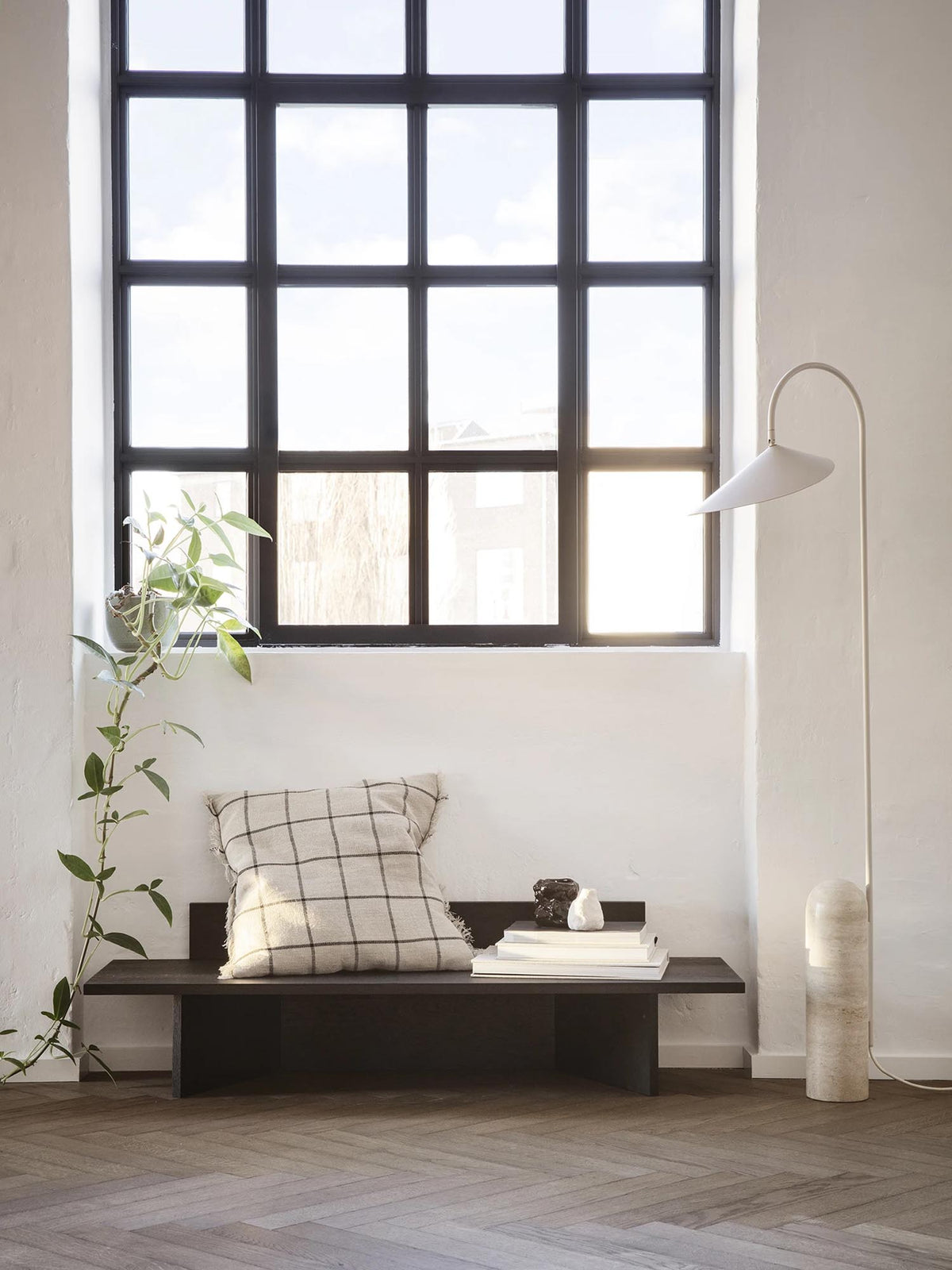 Calm Kissen lang in Camel/Schwarz präsentiert im Onlineshop von KAQTU Design AG. Deko Kissen ist von Ferm Living