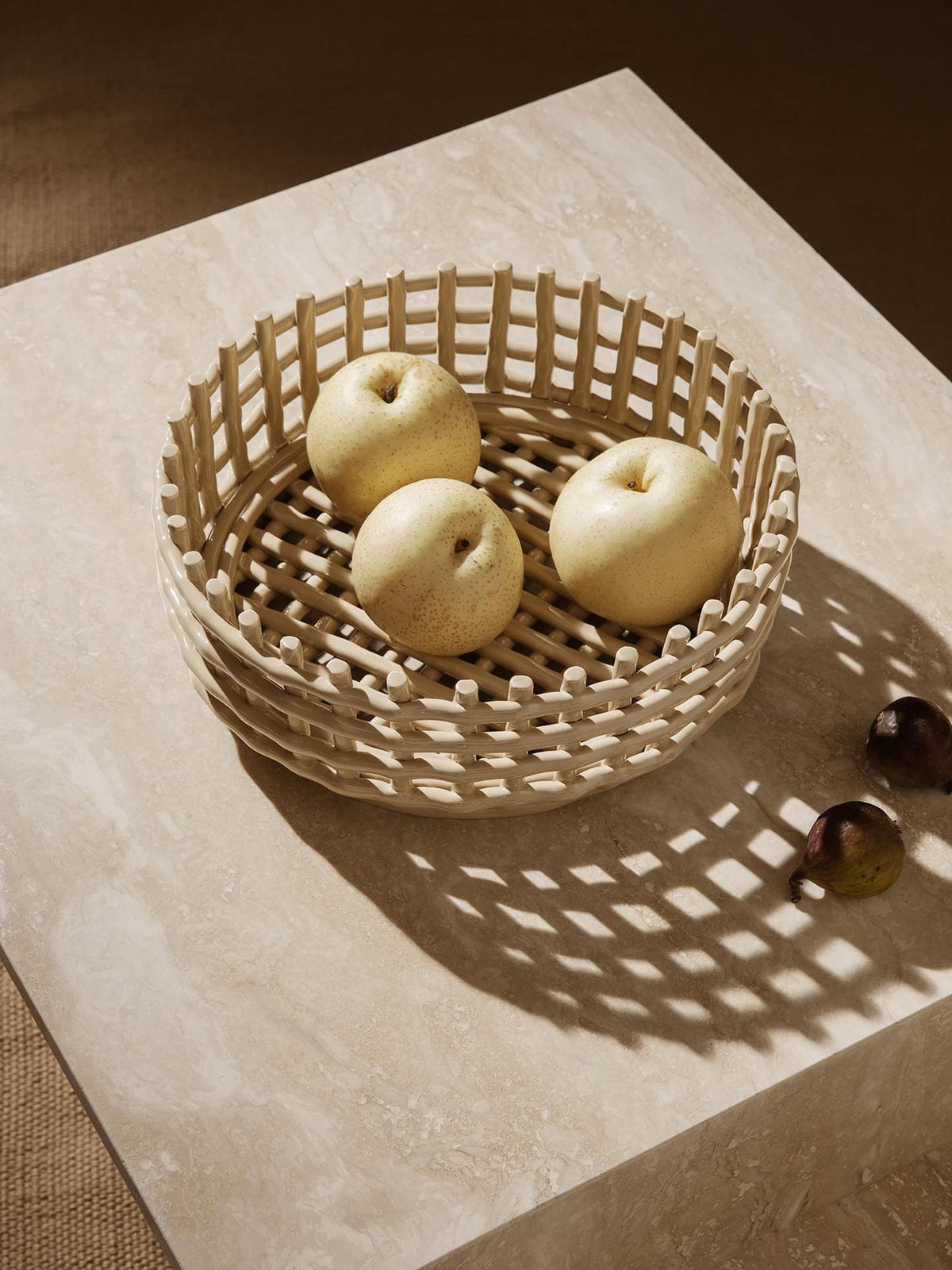 Braided geflechteter Korb flach in Kaschmir präsentiert im Onlineshop von KAQTU Design AG. Aufbewährungskörbe ist von Ferm Living
