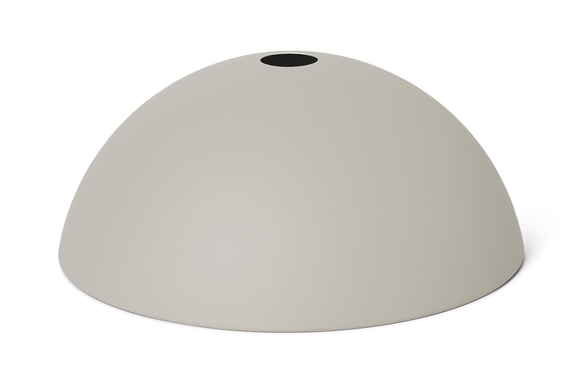 Der Collect Hoop Shade von Ferm Living vereint modernes Design und Funktionalität. Aus robustem Eisen gefertigt, sorgt er für eine einladende Lichtatmosphäre.