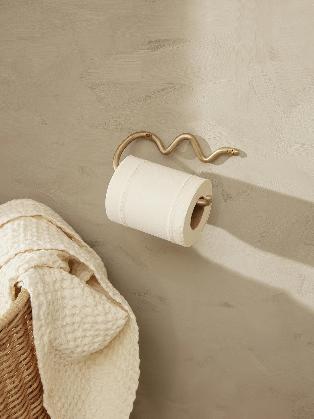 Curvature Toilettenpapierhalter in Messing matt präsentiert im Onlineshop von KAQTU Design AG. Badzubehör ist von Ferm Living