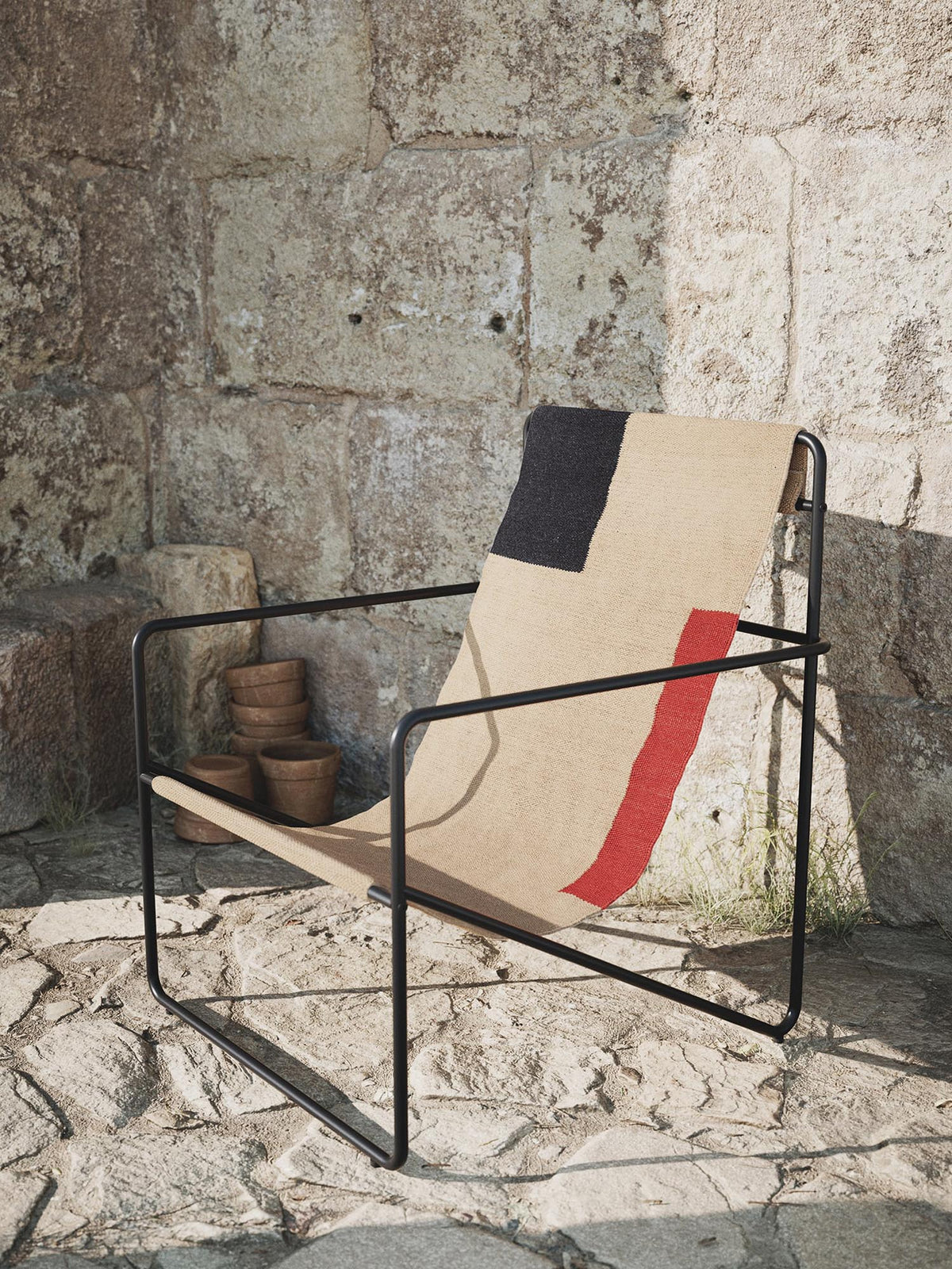 Desert Loungestuhl in Schwarz/Olivgrün präsentiert im Onlineshop von KAQTU Design AG. Outdoor-Sessel mit Armlehnen ist von Ferm Living
