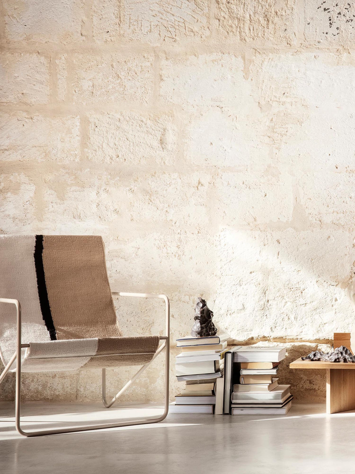 Desert Loungestuhl in Kaschmir/Soil präsentiert im Onlineshop von KAQTU Design AG. Outdoor-Sessel mit Armlehnen ist von Ferm Living