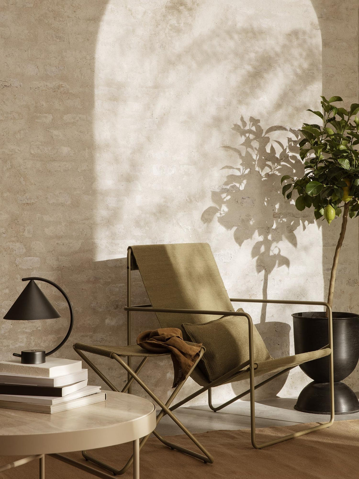 Desert Loungestuhl in Olivegrün/Olivegrün präsentiert im Onlineshop von KAQTU Design AG. Outdoor-Sessel mit Armlehnen ist von Ferm Living