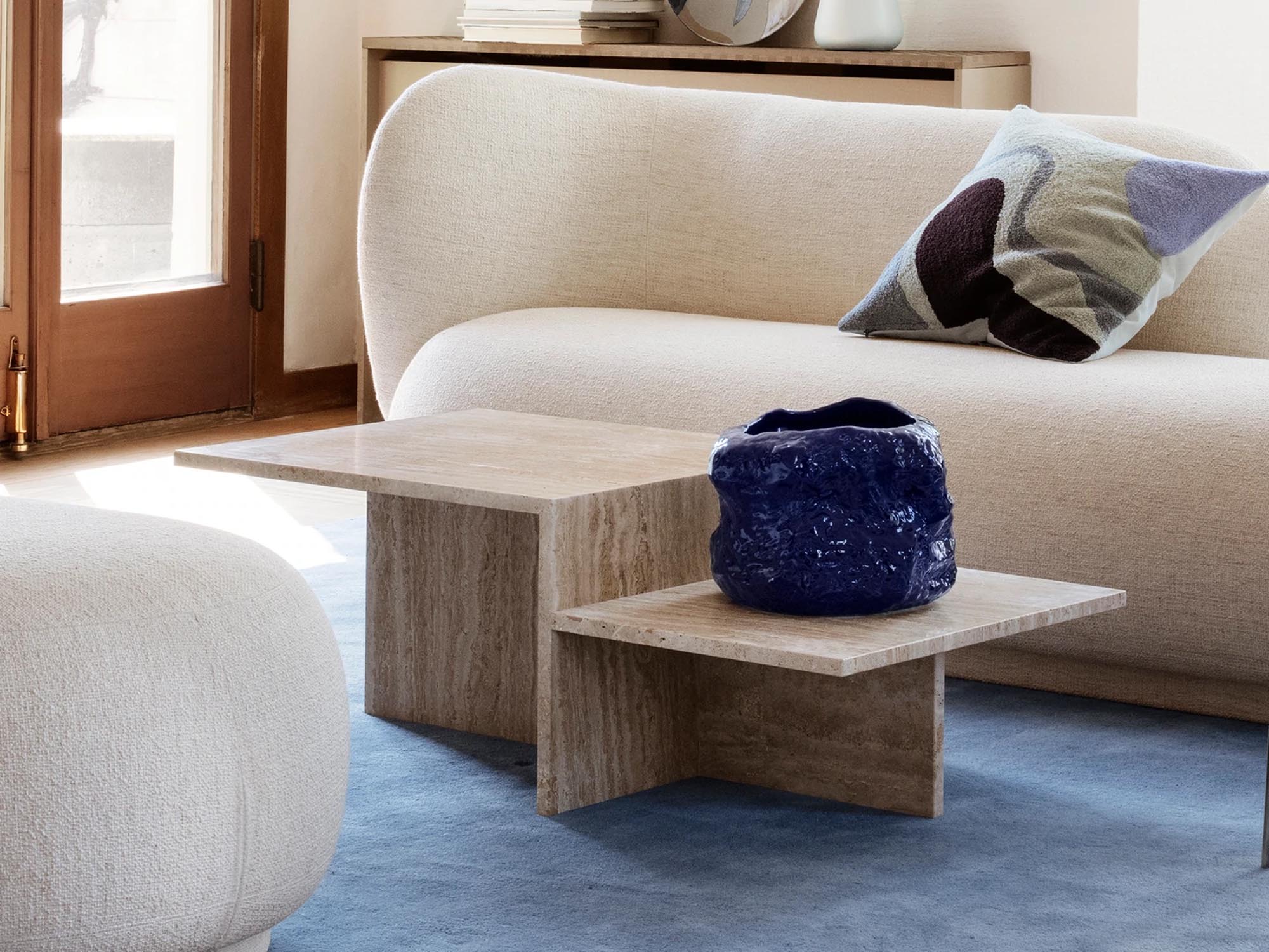 Distinct Couchtisch in Travertin präsentiert im Onlineshop von KAQTU Design AG. Beistelltisch ist von Ferm Living