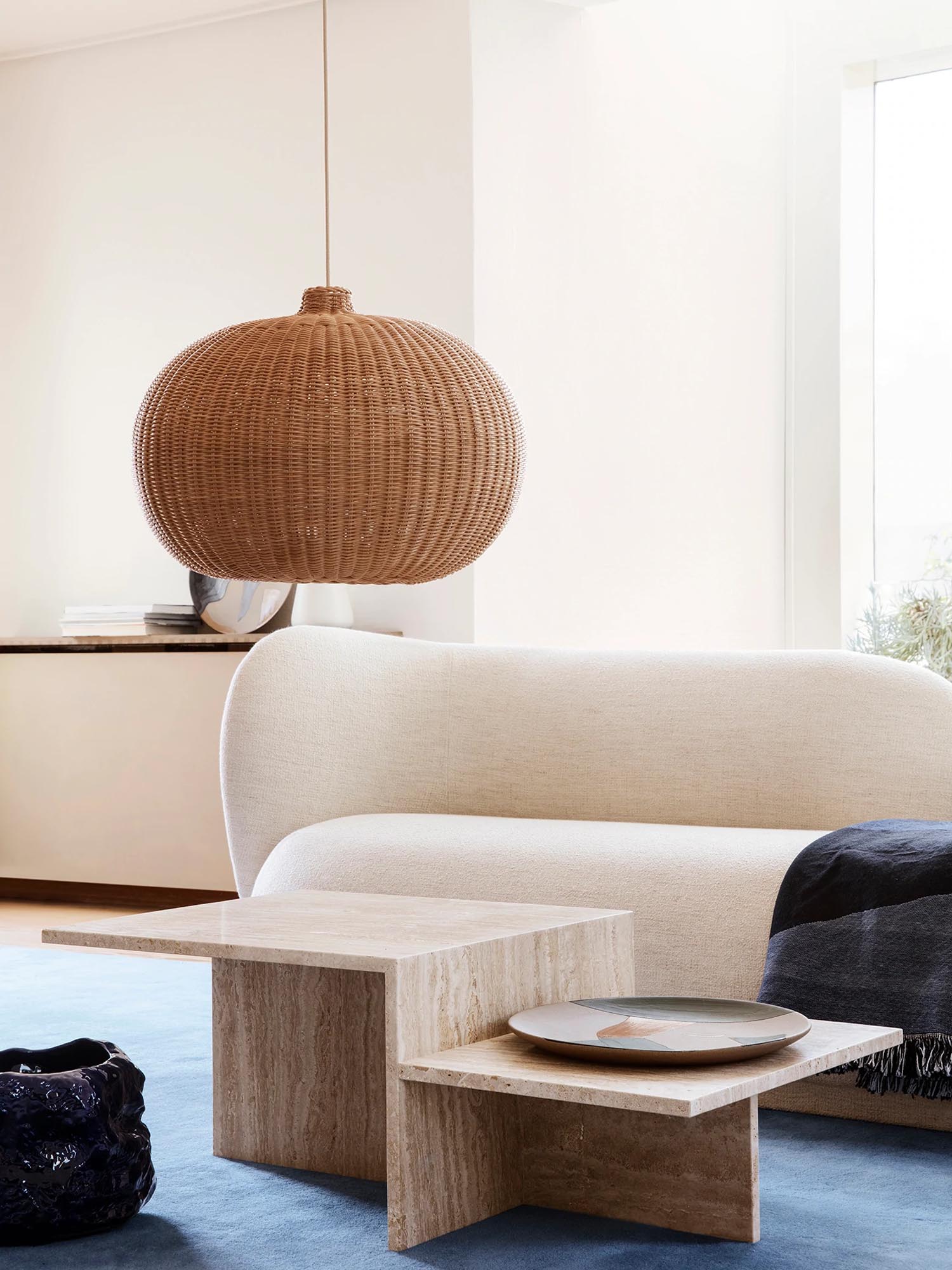 Moderner Couchtisch Distinct von Ferm Living aus hochwertigem Travertin, der zeitlose Eleganz und praktische Nutzung in jedem Wohnraum vereint.