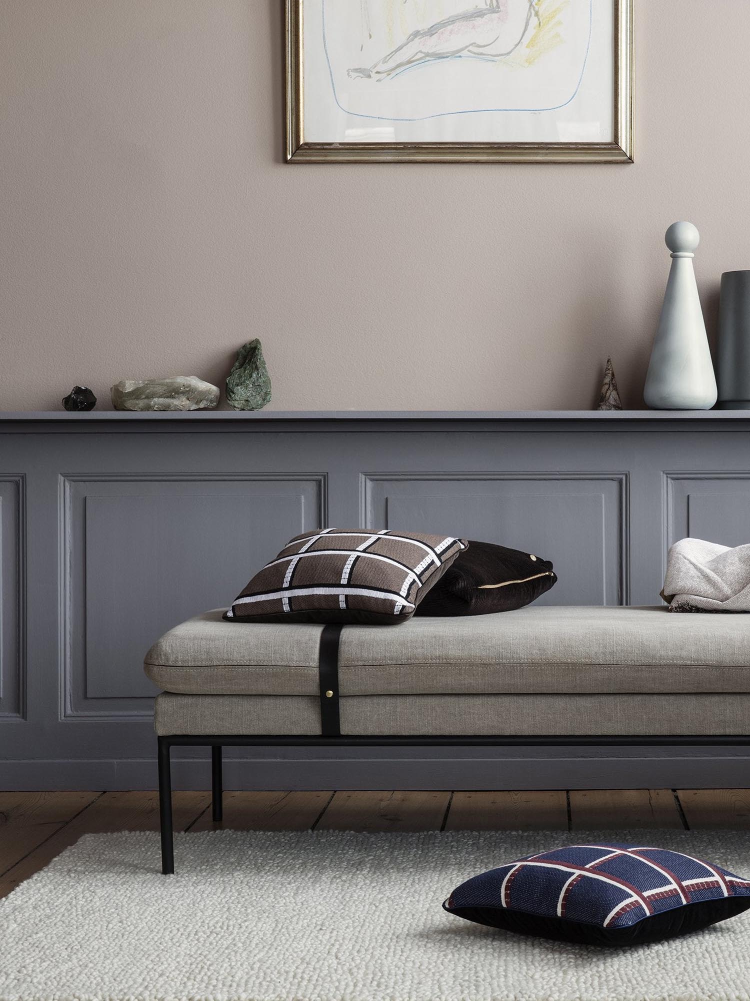 Entdecken Sie den Ease Loop Teppich von Ferm Living in Cremeweiss – ein Meisterwerk aus hochwertiger Wolle, das mit seiner einzigartigen Textur und dem weichen Gefühl jeden Raum veredelt. Erhältlich in zwei Größen, vereint er klassischen Stil mit modernem Komfort.