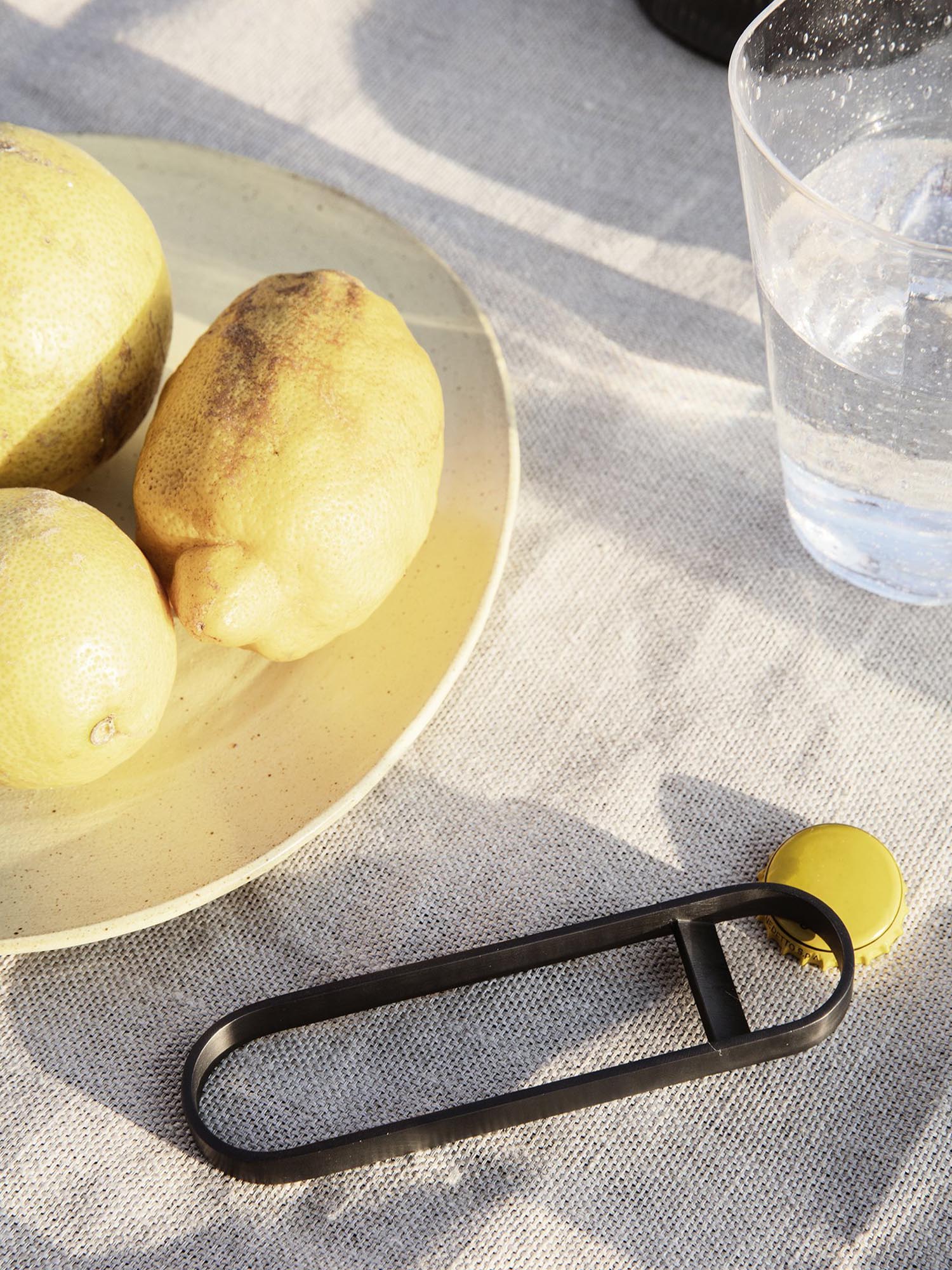 Erleben Sie den eleganten Fein Flaschenöffner von Ferm Living. Aus edlem Messing gefertigt, vereint er Funktionalität und zeitloses Design für Weinliebhaber.