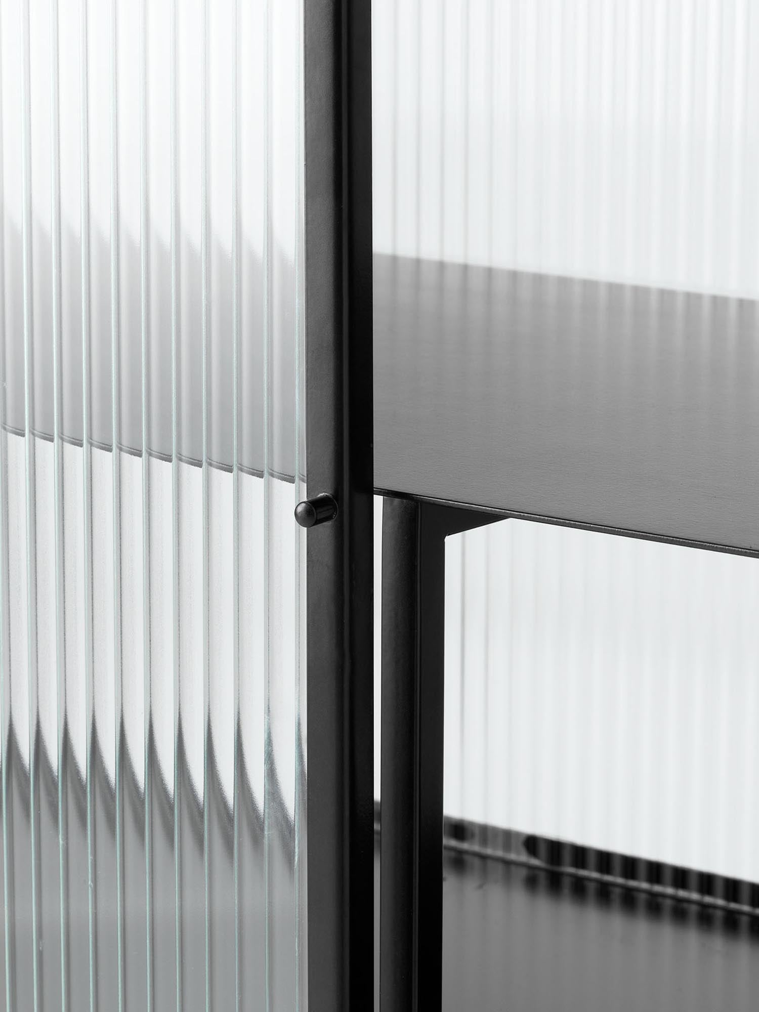 Haze Sideboard: Modernes Design mit geriffeltem Glas von Ferm Living.