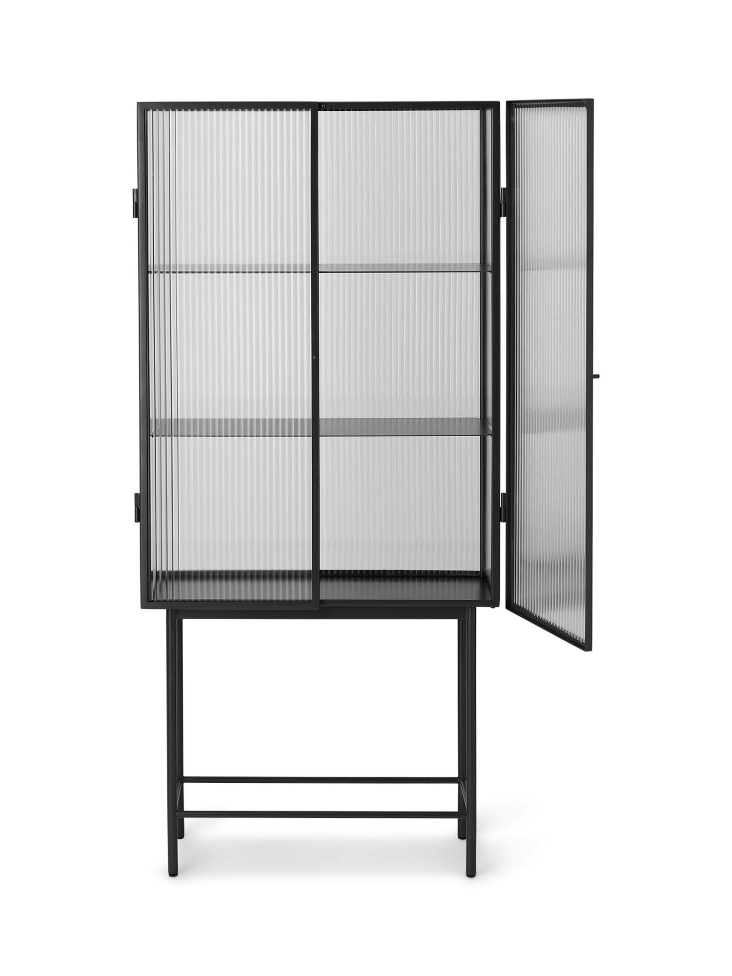 Stilvolle Haze Vitrine von Ferm Living, ausgestattet mit einzigartigem geriffeltem Glas für einen modernen Look und optimale Präsentation.